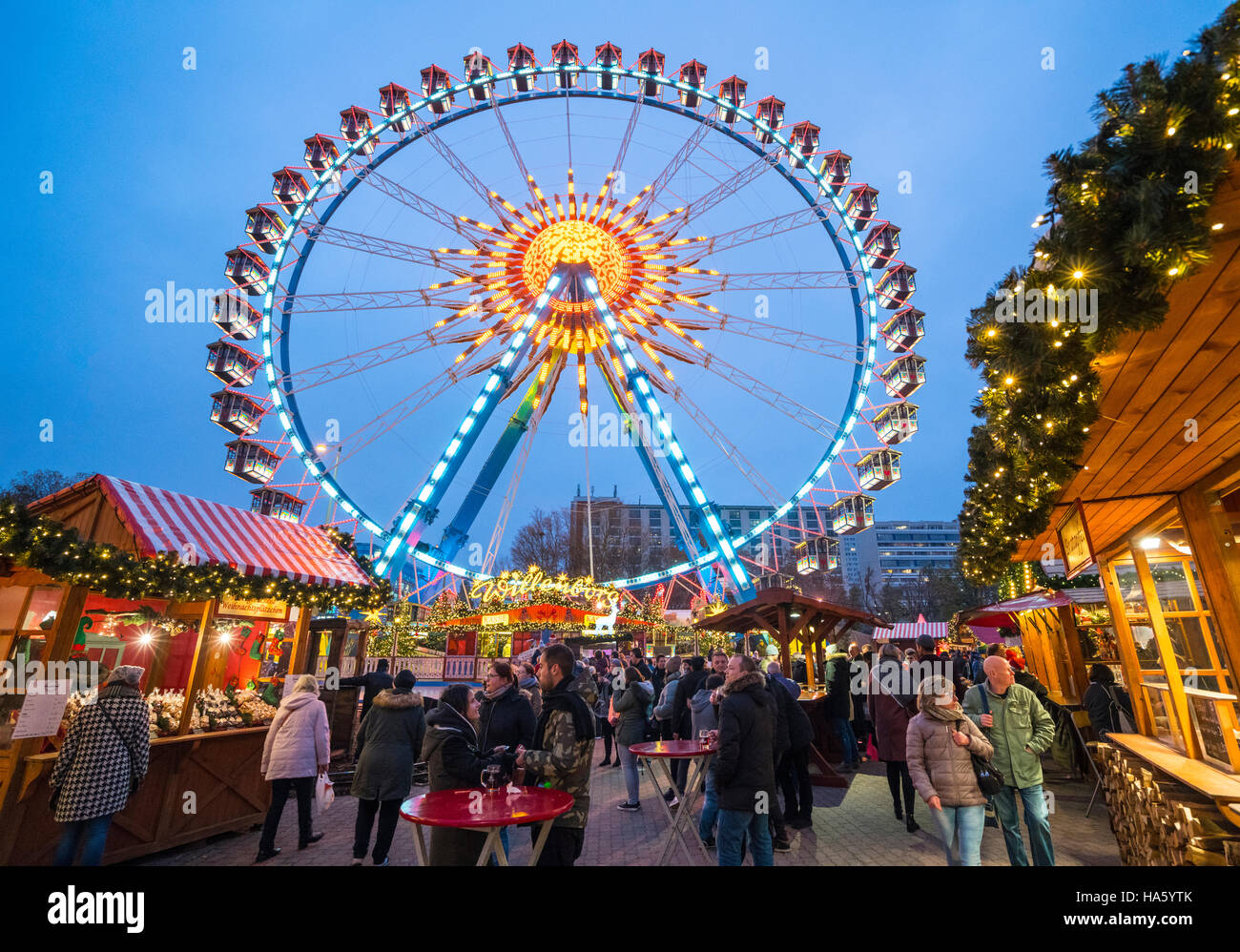 Vista notturna del tradizionale Mercatino di Natale in piazza Alexanderplatz in Mitte Berlino Germania 2016 Foto Stock