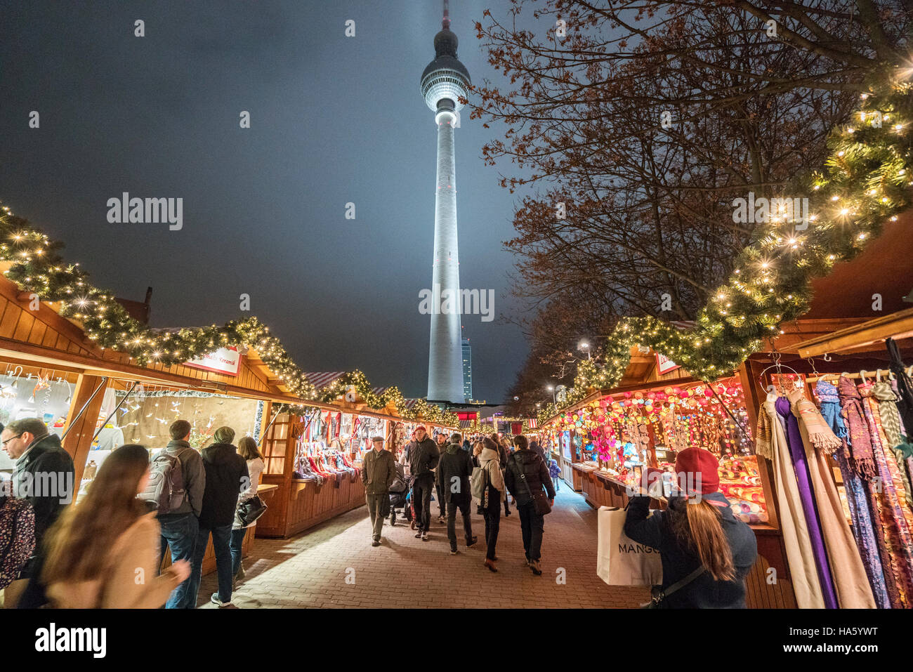 Vista notturna del tradizionale mercato di Natale e la torre della televisione di Alexanderplatz in Mitte Berlino Germania 2016 Foto Stock