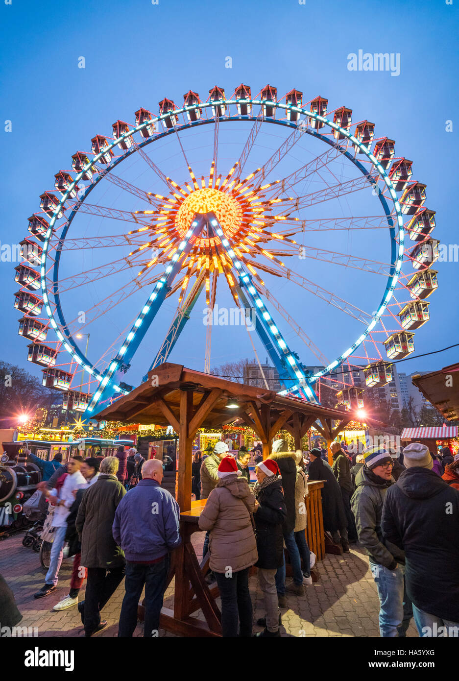 Vista notturna del tradizionale Mercatino di Natale in piazza Alexanderplatz in Mitte Berlino Germania 2016 Foto Stock