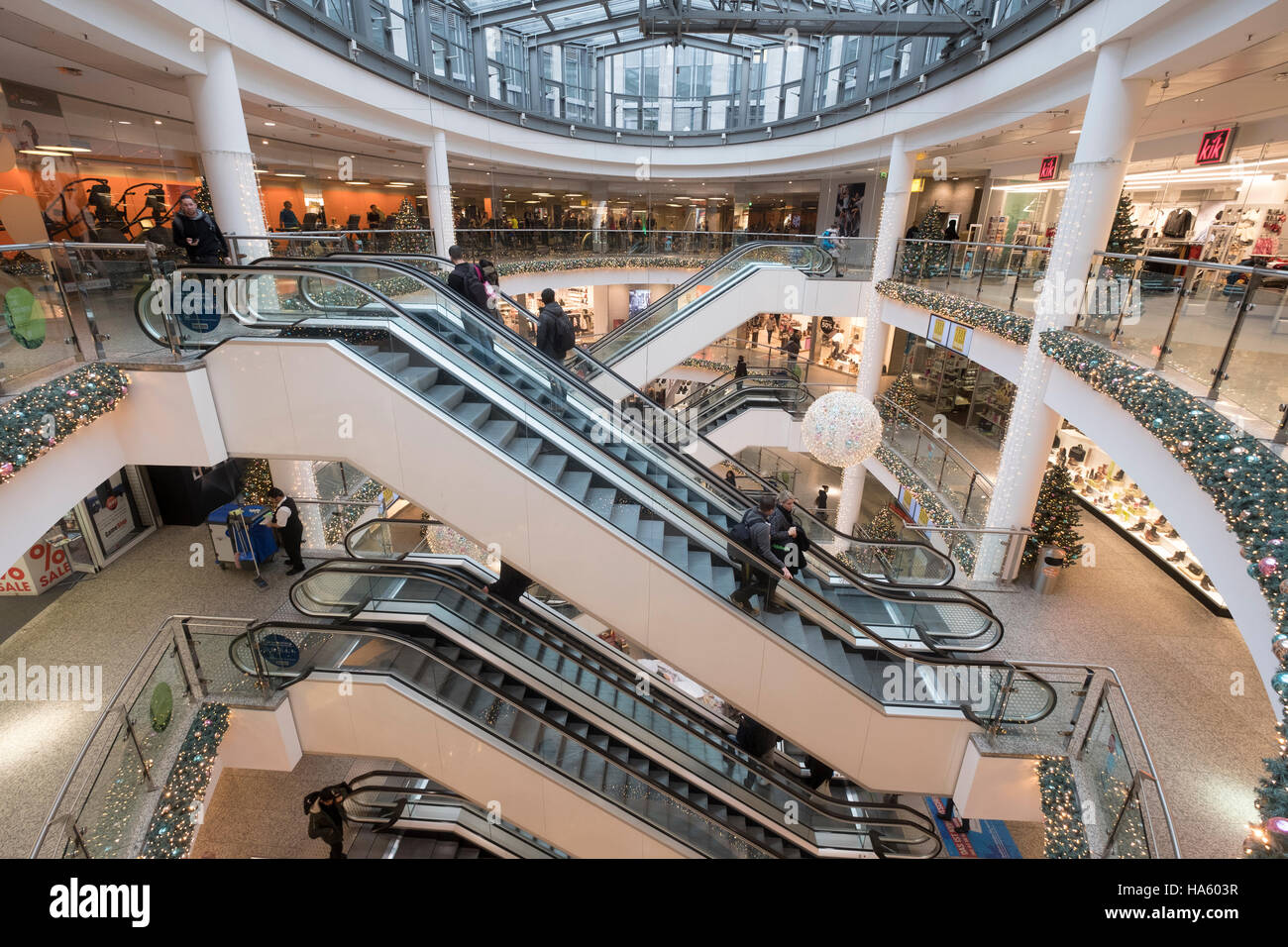 Interno del Ring Center shopping mall nel quartiere Friedrichshain di Berlino Germania Foto Stock