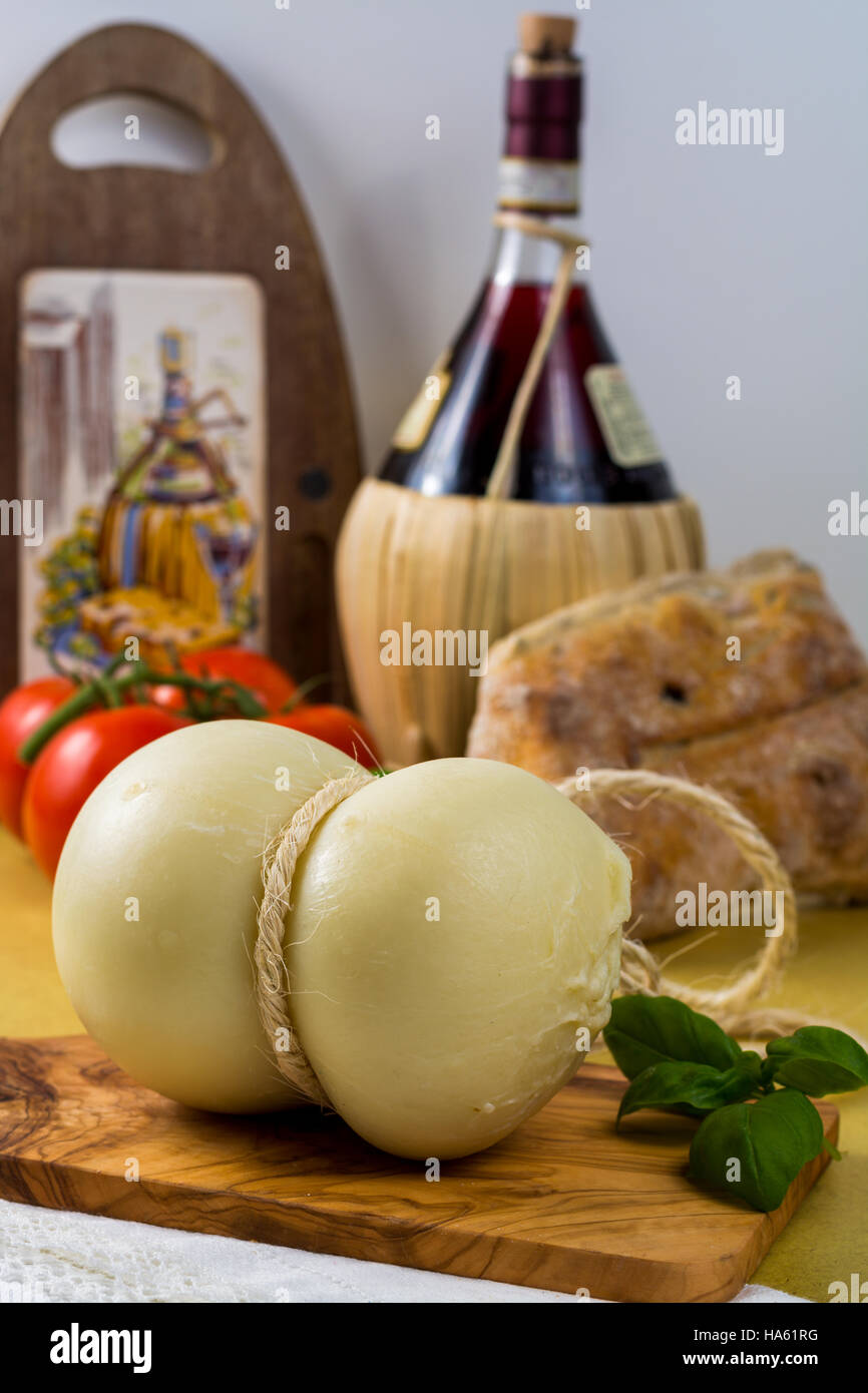 Miglior cibo italiano - fresco formaggio caciocavallo di olive wood board Foto Stock