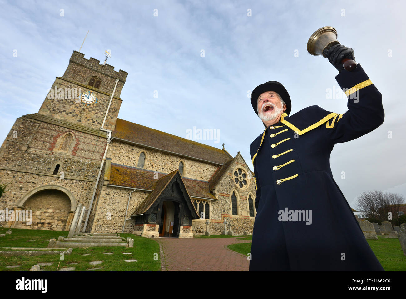 Town Crier al lavoro - Peter White da Seaford, stato un banditore per 40 anni Foto Stock