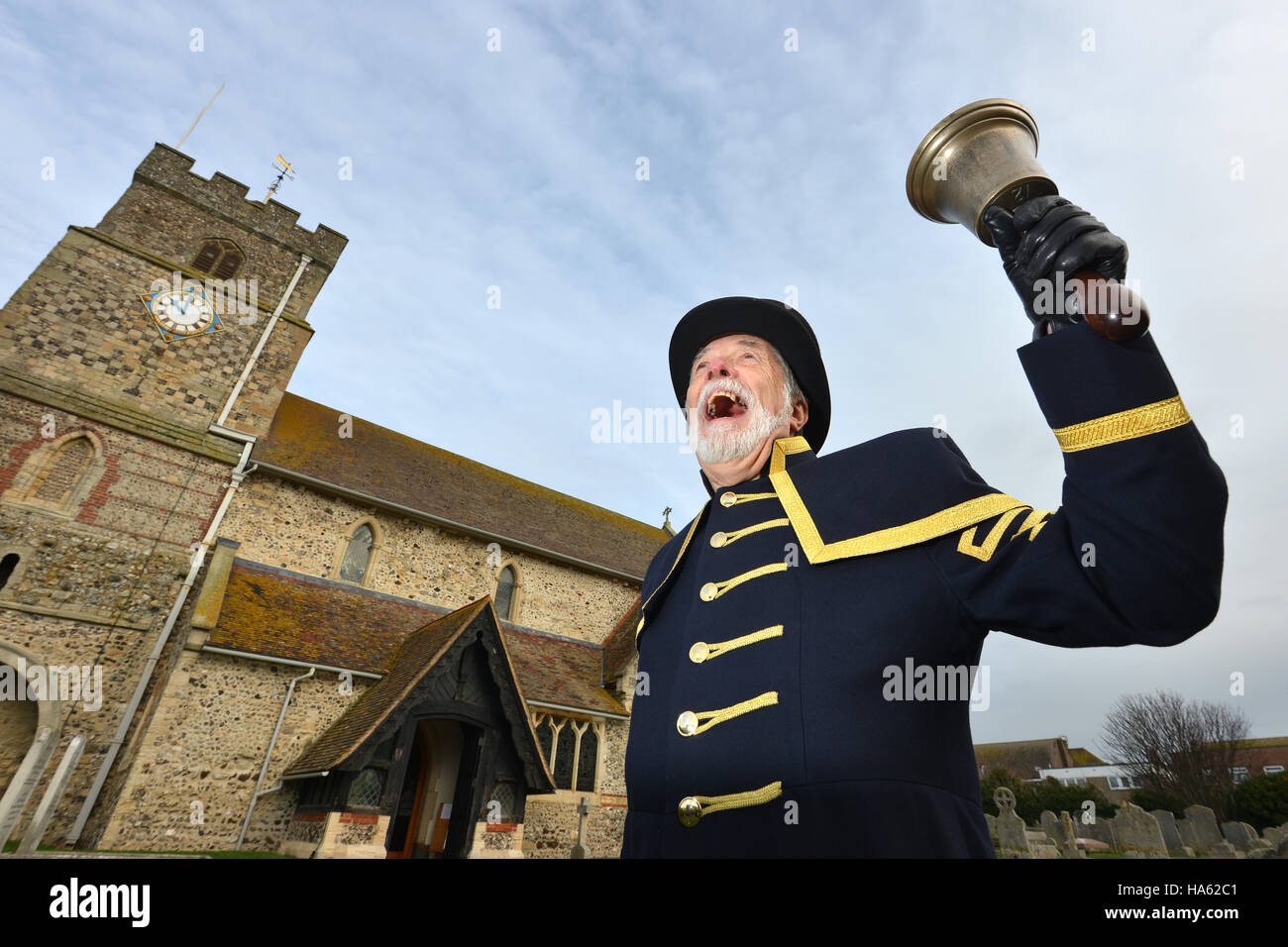 Town Crier al lavoro - Peter White da Seaford, stato un banditore per 40 anni Foto Stock