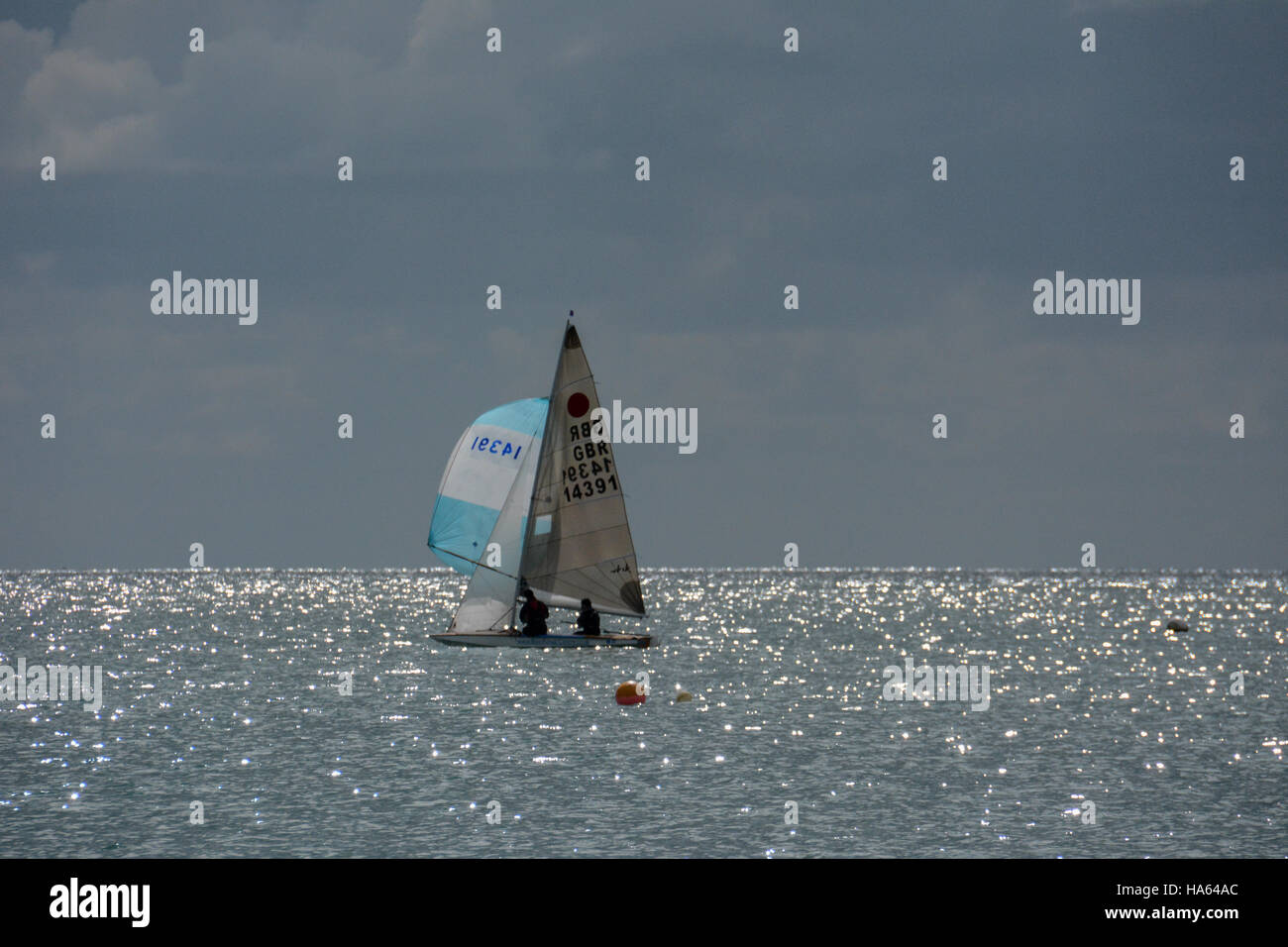 Racing in una palla di fuoco dinghy in carmarthen bay pembrokeshire Foto Stock