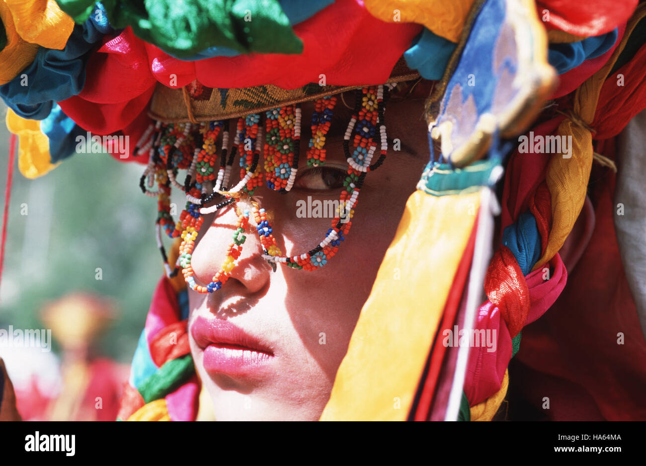 Un giovane lama vestito fino a rappresentare un altro mondo essendo in un paese horse festival in Dege. Il catrame, Cina. Foto Stock