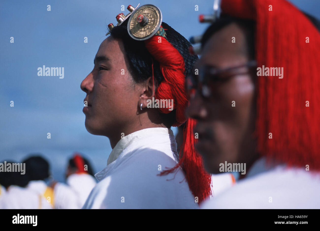 Didascalia: Litang, Sichuan, in Cina - Ago 2003. Un tibetano Khampa donna attende a condurre il suo clan alla cerimonia di apertura dell'Horse Racing Festival a Lita Foto Stock