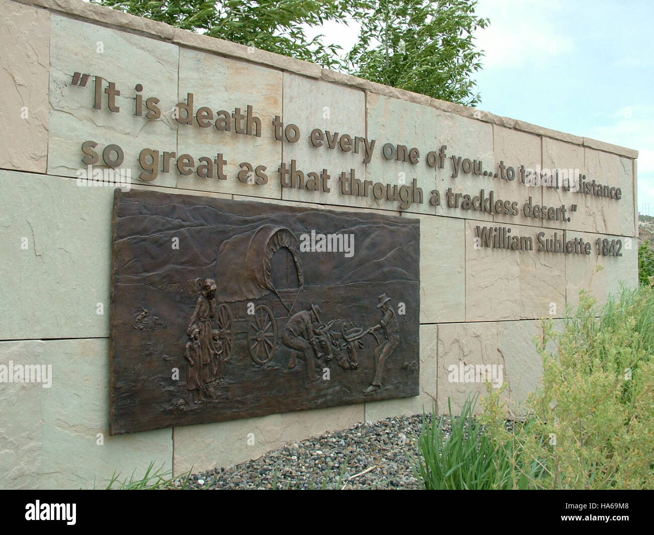 Il titolo "TIS Death" riflette l'impatto del cambiamento ambientale e dell'attività umana sugli ecosistemi, evidenziando il rapporto tra politica e conservazione della natura. Foto Stock