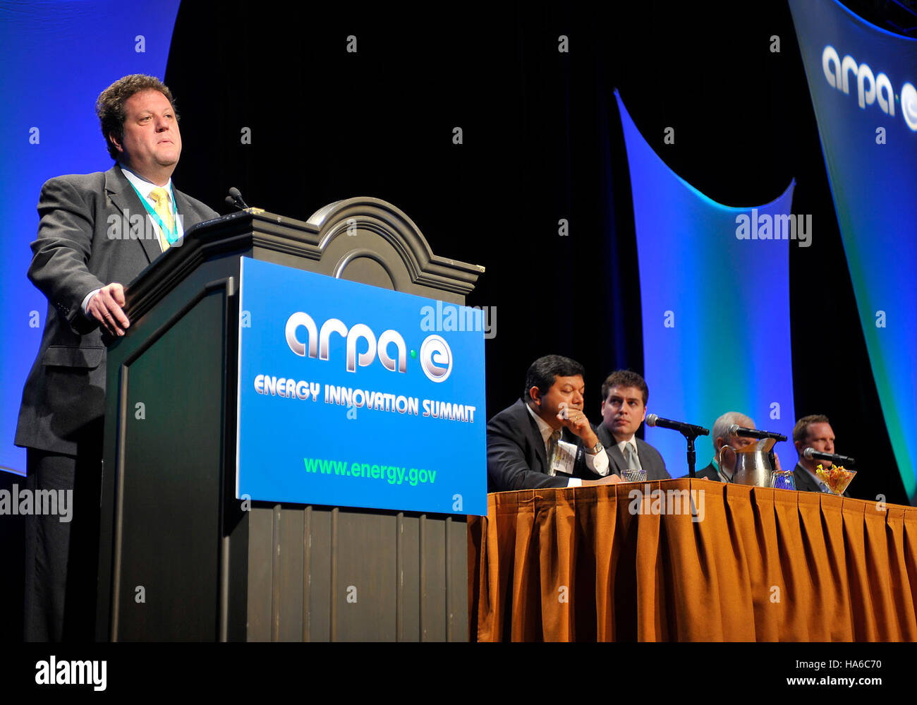 Questa immagine ritrae un'iniziativa del Dipartimento dell'energia incentrata sulla ricerca scientifica e sullo sviluppo tecnologico volta a migliorare l'efficienza energetica e ridurre l'impatto ambientale. Sottolinea gli sforzi in corso per la transizione verso sistemi energetici sostenibili e promuovere tecnologie pulite. Foto Stock