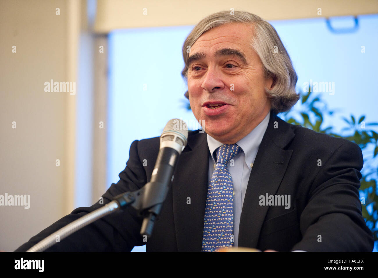 Questa immagine raffigura un progetto relativo all'energia gestito dal Dipartimento dell'energia, incentrato sulla sostenibilità, l'efficienza energetica e la protezione ambientale. Il progetto mira a promuovere soluzioni di energia pulita riducendo al minimo l'impronta ecologica nei parchi nazionali e nelle aree circostanti. Foto Stock