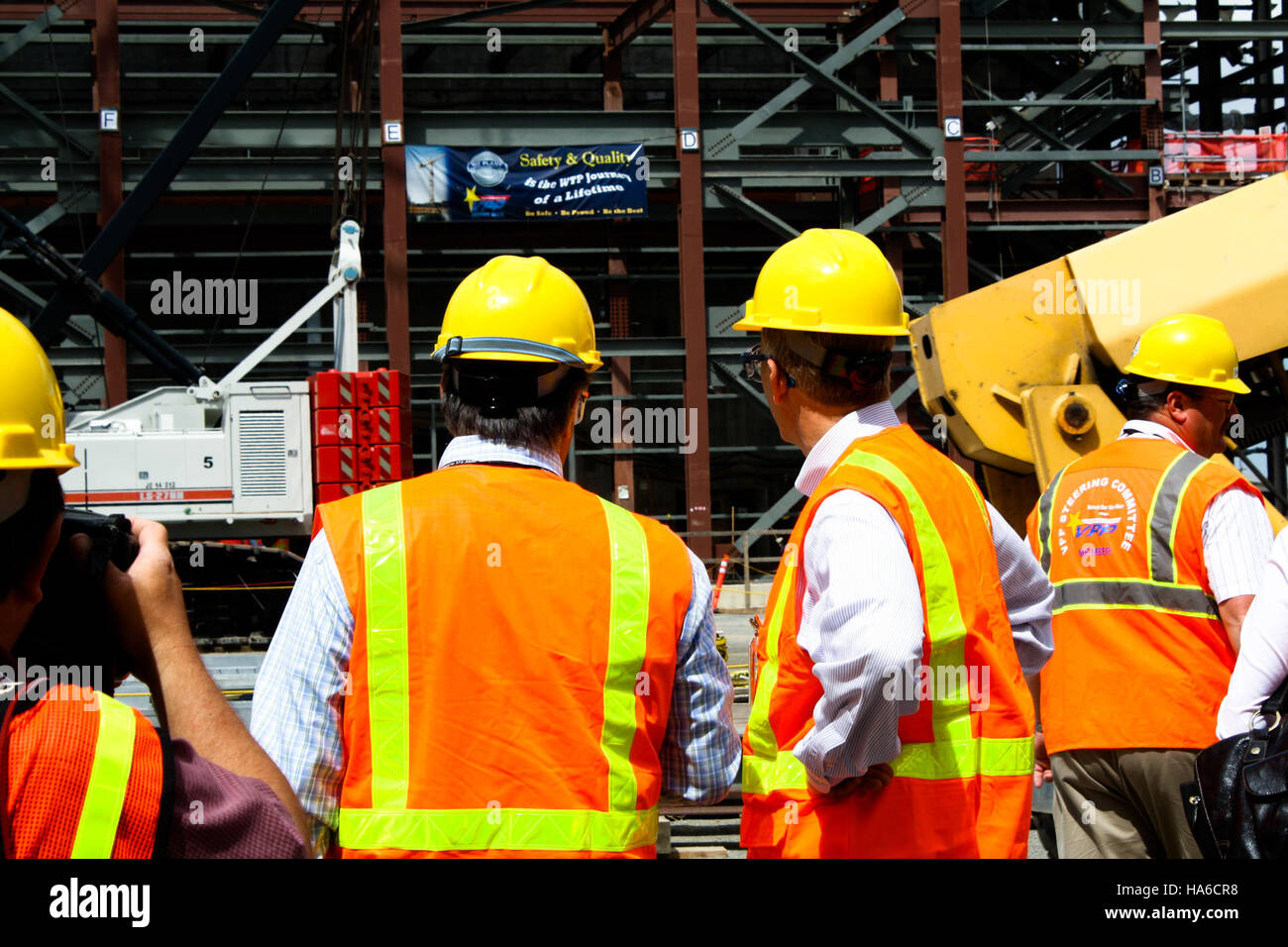 L'impianto di vitrificazione di Poneman, situato presso il sito di Hanford, svolge un ruolo chiave nel trattamento e nell'immobilizzazione dei rifiuti nucleari. Le visite VIP in questo stabilimento evidenziano la sua importanza nella gestione dello stoccaggio dei rifiuti e nella garanzia della protezione ambientale in questo sito critico. Foto Stock