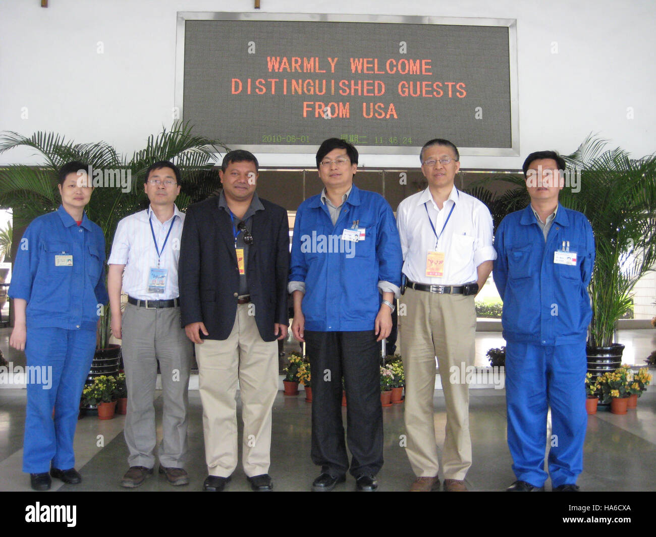 Un ambiente di laboratorio mostra la ricerca scientifica presso il Dipartimento dell'energia, concentrandosi sui progressi tecnologici nei sistemi energetici e nella protezione ambientale per affrontare le sfide globali. Foto Stock