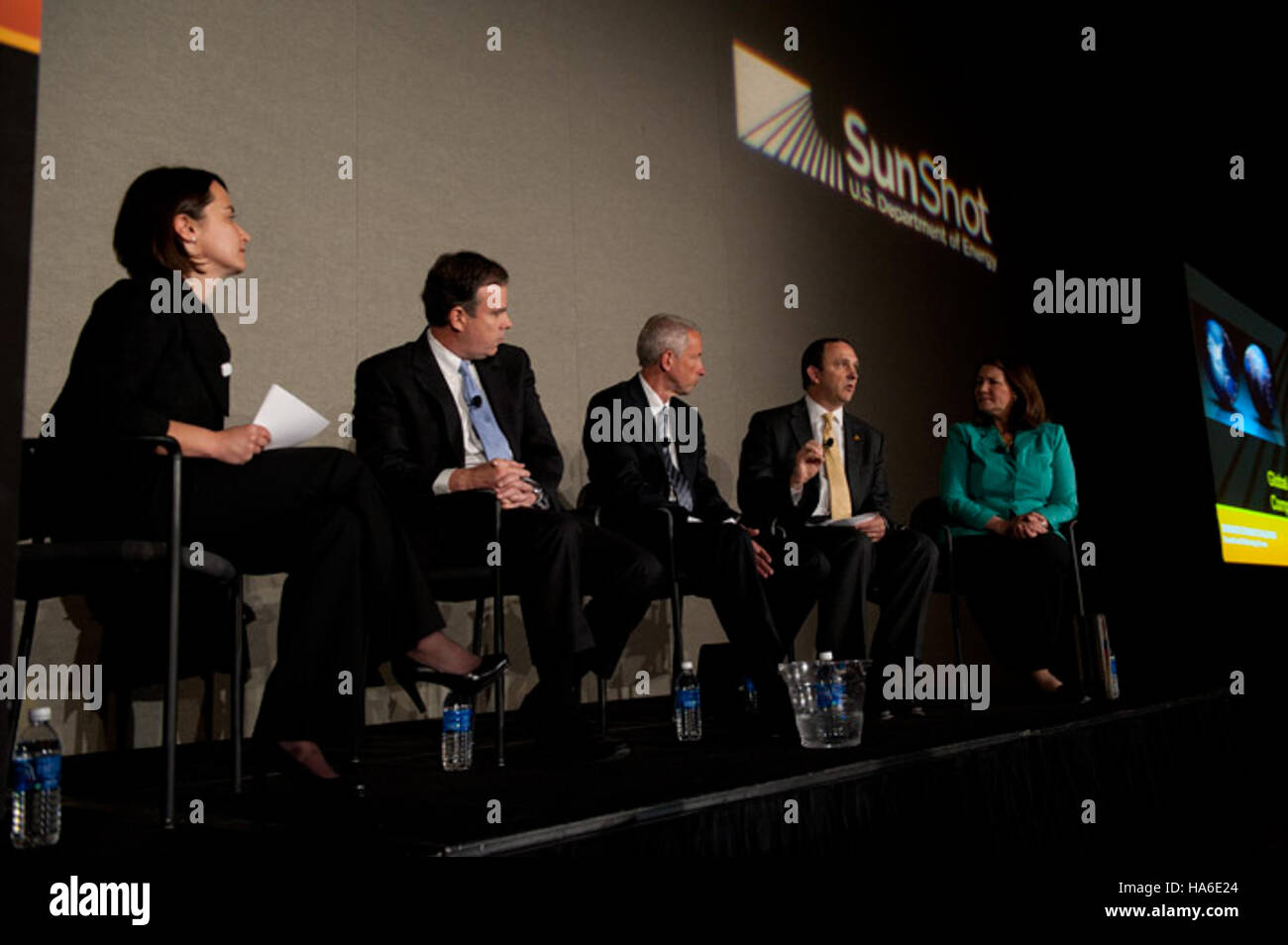 Il SunShot Global Competitiveness Panel e il SunShot Grand Challenge Summit riuniscono i leader per discutere della tecnologia, della competitività e dell'innovazione dell'energia solare volte a ridurre i costi dell'energia solare e a promuovere la transizione verso l'energia pulita. Foto Stock