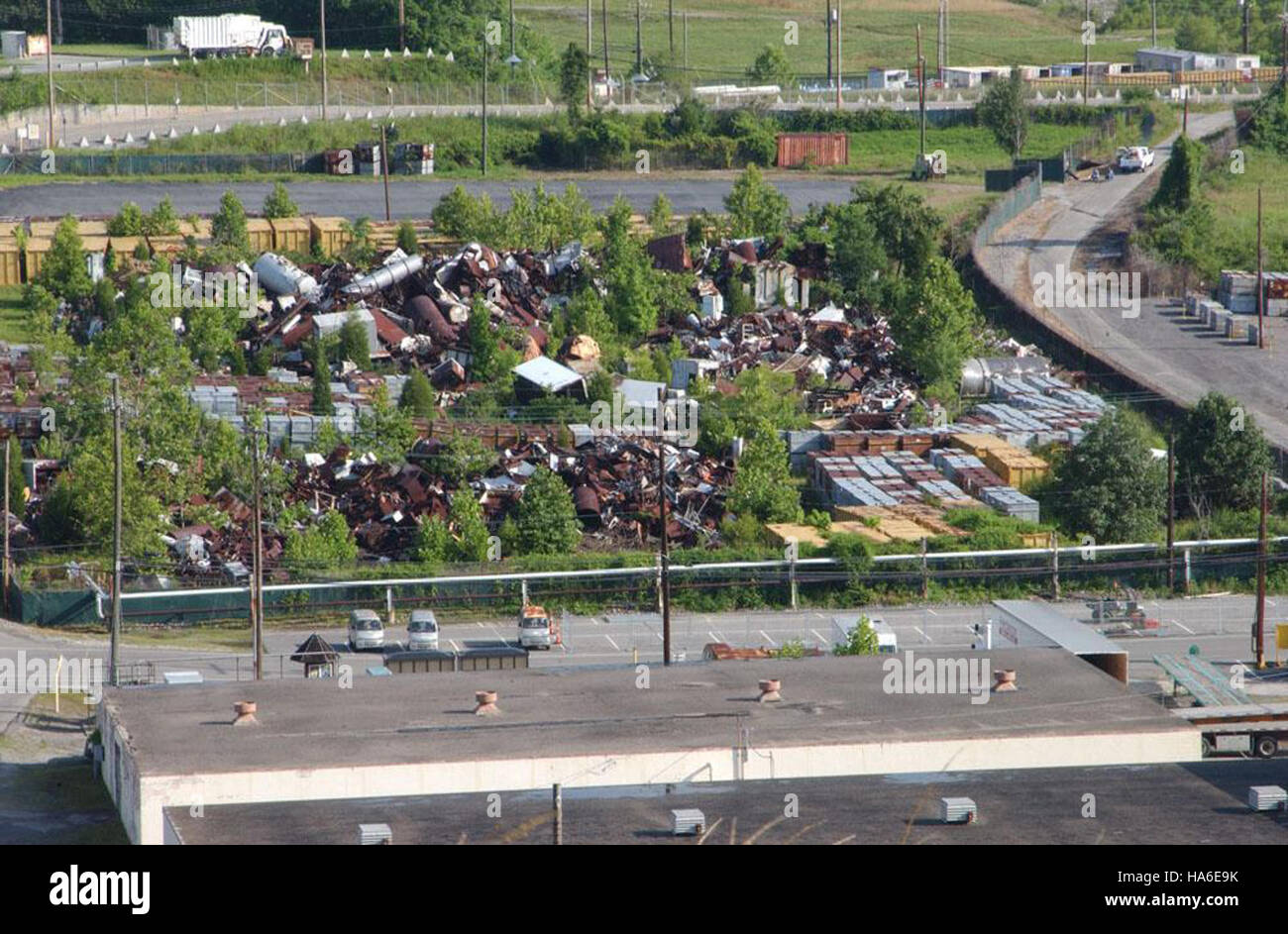 Una foto prima di un vecchio deposito di salvataggio mostra l'area prima della sua trasformazione in uno spazio più sostenibile ed eco-compatibile, evidenziando gli sforzi per ridurre l'impatto ambientale e riutilizzare i terreni per un uso migliore. Foto Stock