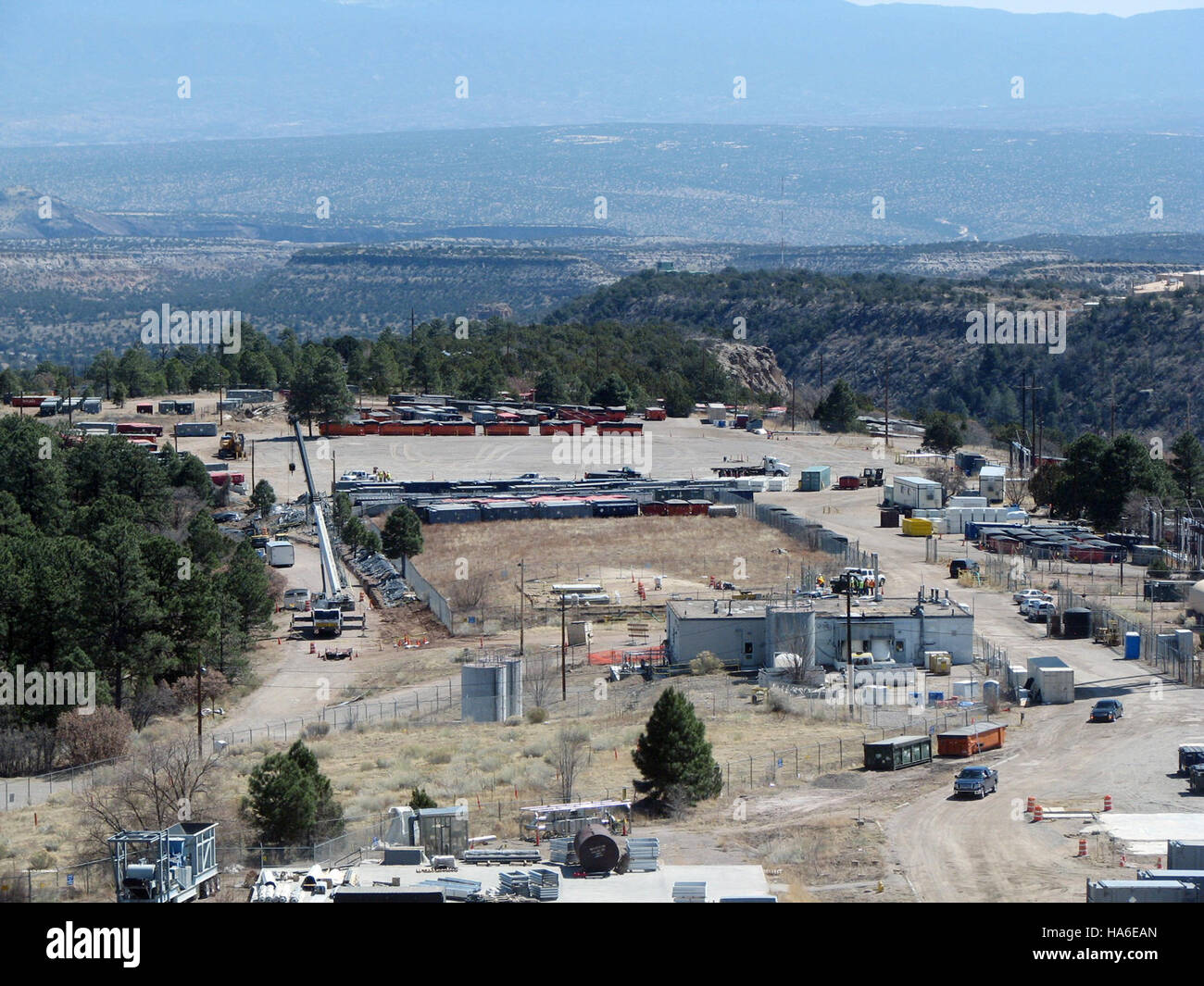 Questo dopo la foto dell'area DP East dell'area tecnica 21 del Los Alamos National Laboratory riflette i progressi compiuti nella ricerca scientifica in corso, con particolare attenzione ai protocolli di sicurezza e ambientali. Foto Stock