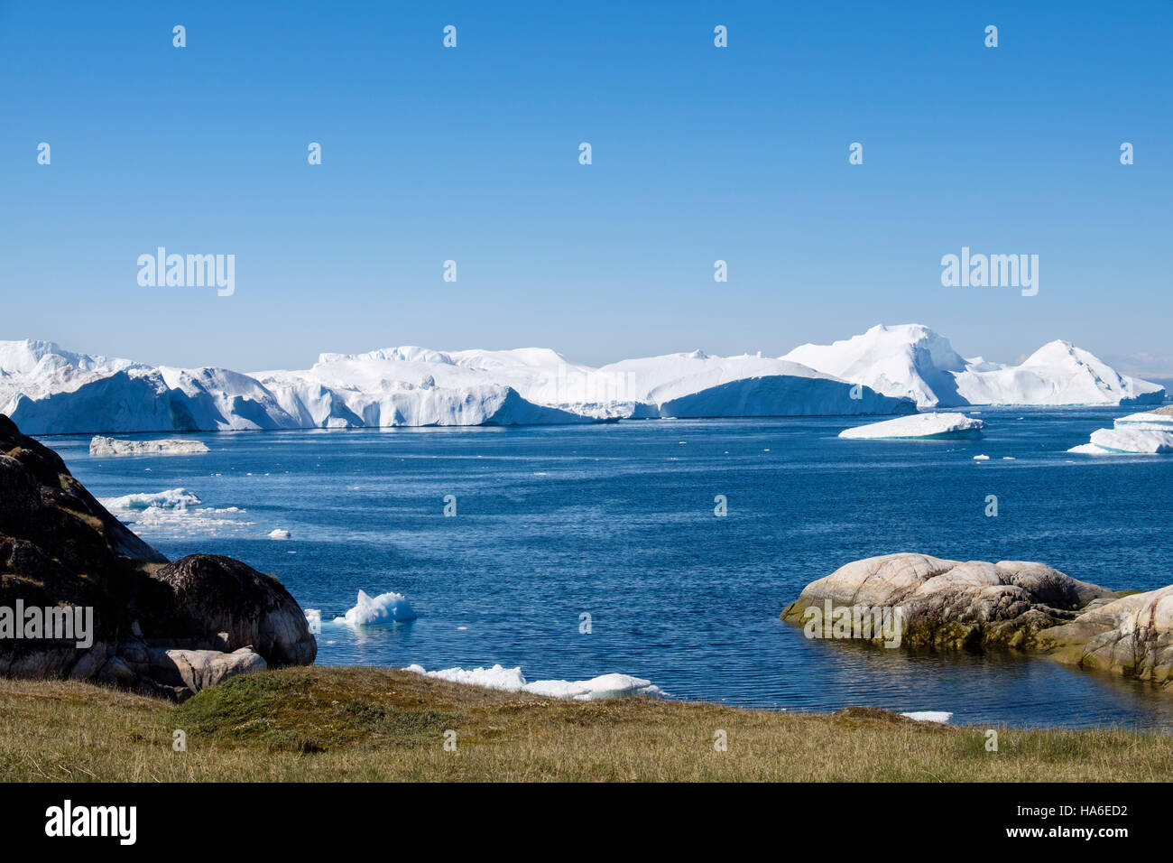 Grandi iceberg alla deriva nella baia di Disko da Ilulissat icebergs e Sermeq Kujalleq ghiacciaio. Sermermiut, Ilulissat Groenlandia Foto Stock