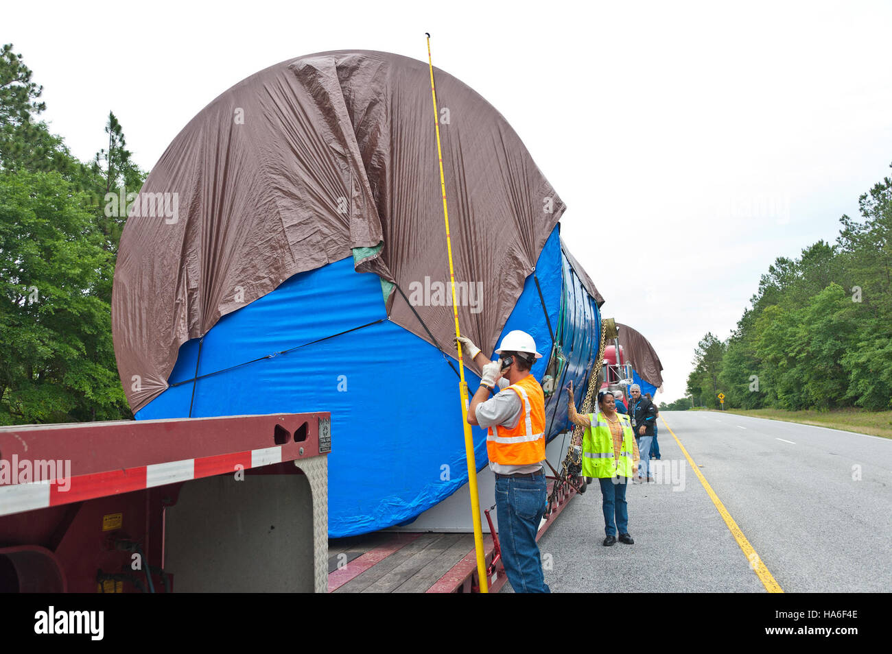 Questa immagine presenta serbatoi di elaborazione utilizzati nella ricerca ambientale relativa alla gestione dell'energia in un parco nazionale. Il Dipartimento dell'energia si concentra sull'inquinamento, la gestione dei rifiuti e la salute dell'ecosistema attraverso il monitoraggio scientifico e soluzioni tecnologiche. Questi sforzi contribuiscono a mitigare gli impatti ambientali, garantendo al contempo la conservazione dell'integrità ecologica del parco. Foto Stock