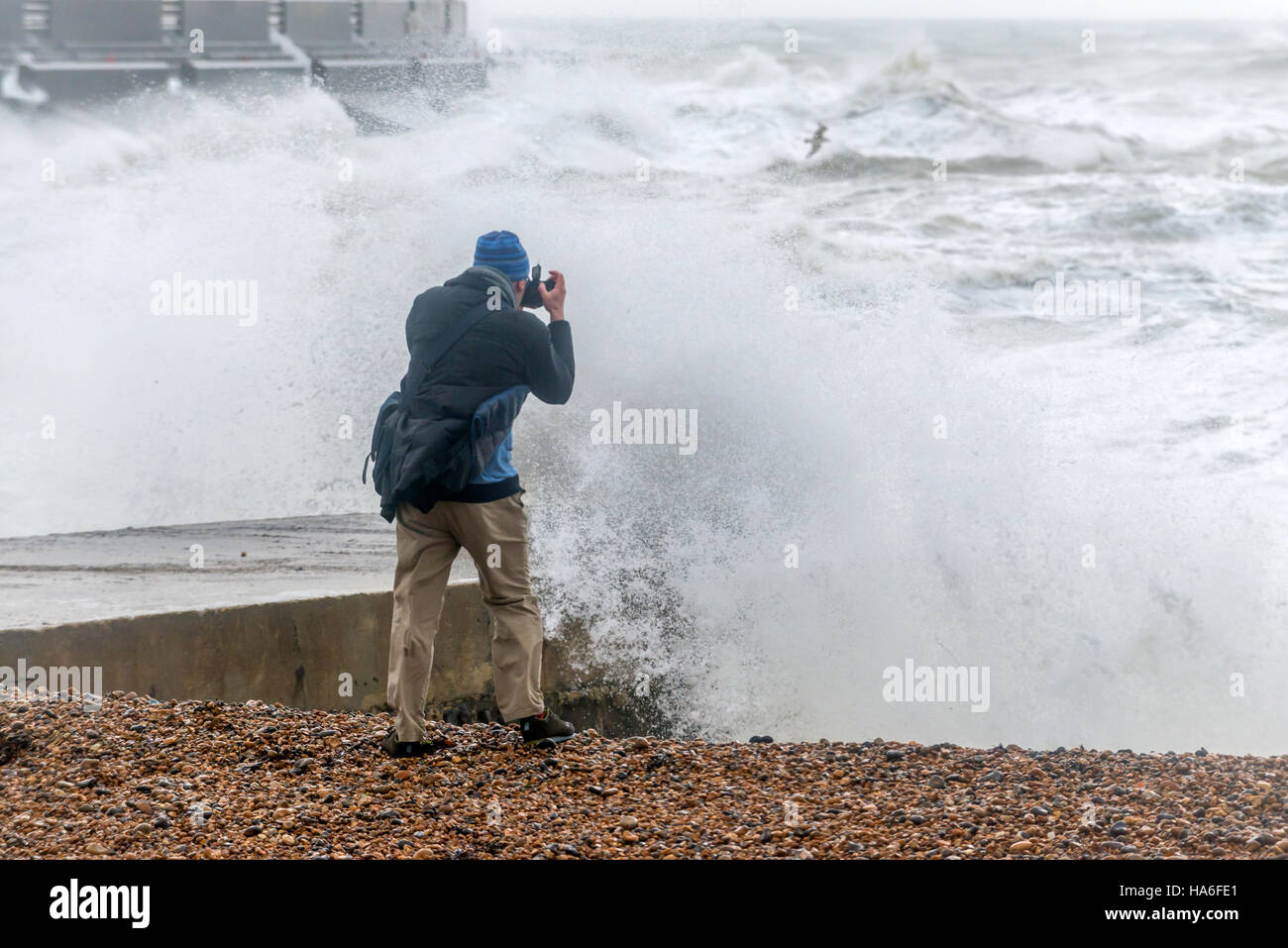 Onde che si infrangono a riva a Brighton Marina durante una tempesta Foto Stock