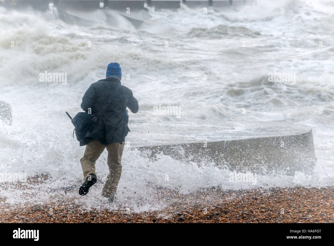 Onde che si infrangono a riva a Brighton Marina durante una tempesta Foto Stock