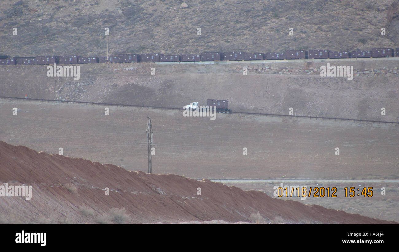 A Moab, l'ultimo camion della giornata fornisce forniture essenziali come parte degli sforzi del Dipartimento dell'energia per sostenere iniziative energetiche in luoghi remoti. Queste operazioni logistiche garantiscono che i progetti di energia rinnovabile e i programmi di conservazione dell'energia continuino senza intoppi, anche in ambienti difficili. Foto Stock