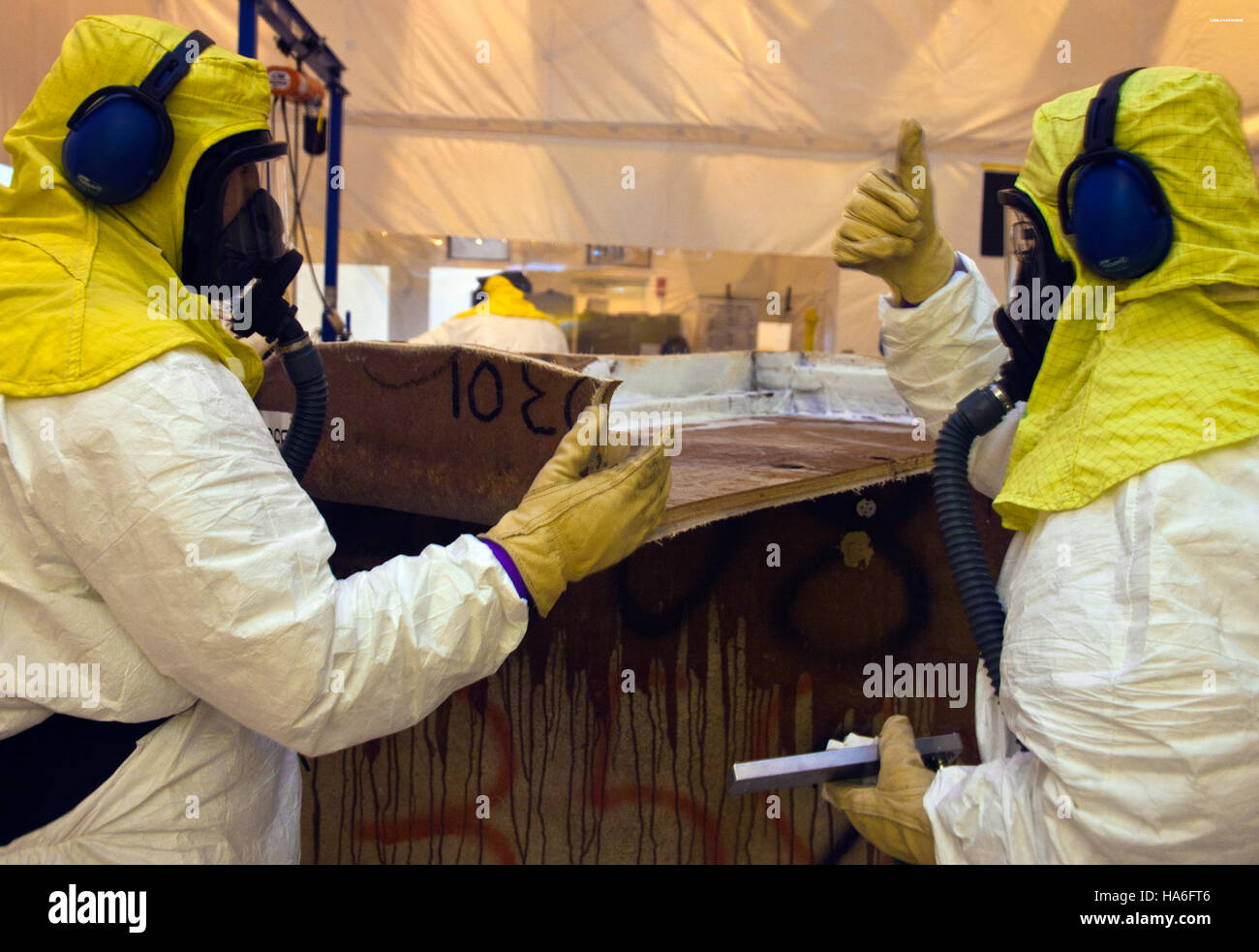 Questa immagine mostra l'efficiente trattamento dei rifiuti in scatole grandi presso il Los Alamos National Laboratory, un sito fondamentale per la ricerca nucleare e la gestione dei rifiuti. Il progetto è in anticipo, a dimostrazione dell'impegno del dipartimento per la responsabilità ambientale e il progresso scientifico. Foto Stock