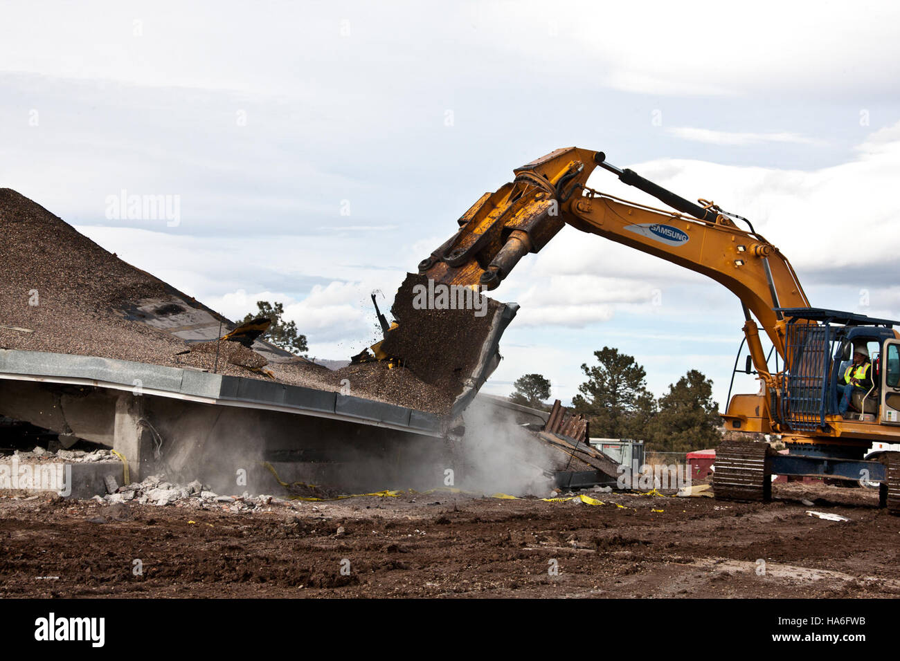 I lavoratori demoliscono le strutture finali come parte del Recovery Act di Los Alamos TA-21, segnando il completamento dei lavori di disattivazione, un passo fondamentale nella pulizia ambientale e nella gestione delle risorse. Foto Stock