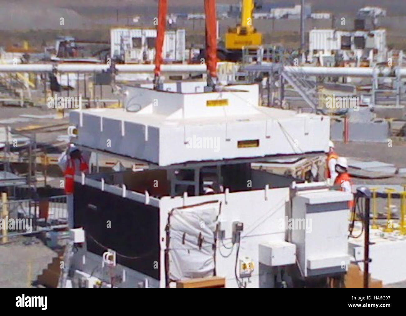 Il carro armato C-107 della Hanford's Tank Farms fa parte degli sforzi di gestione ambientale del DOE. Il MARS (Mobile Arm Retrieval System) viene utilizzato per la manipolazione di materiali pericolosi nella scatola di contenimento, evidenziando i processi di pulizia e sicurezza in corso nel sito. Foto Stock