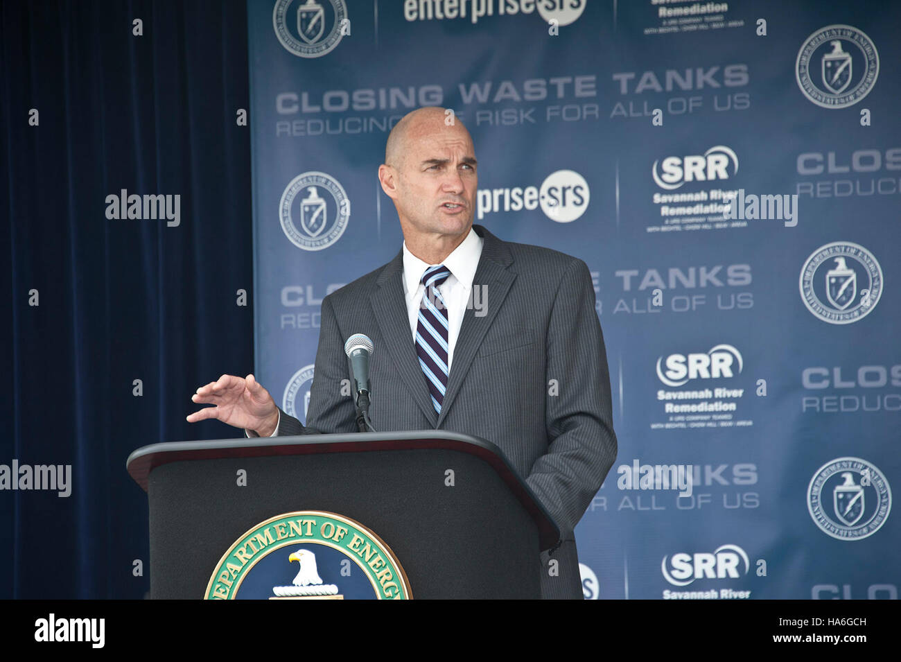 Thomas P. D'Agostino, sottosegretario alla sicurezza nucleare e amministratore della National Nuclear Security Administration (NNSA), ha parlato alla celebrazione formale della chiusura dei carri armati nell'area H. L'evento ha segnato il completamento delle chiusure dei serbatoi in un sito nucleare significativo, mostrando progressi nella sicurezza nucleare e nella sicurezza ambientale. Foto Stock