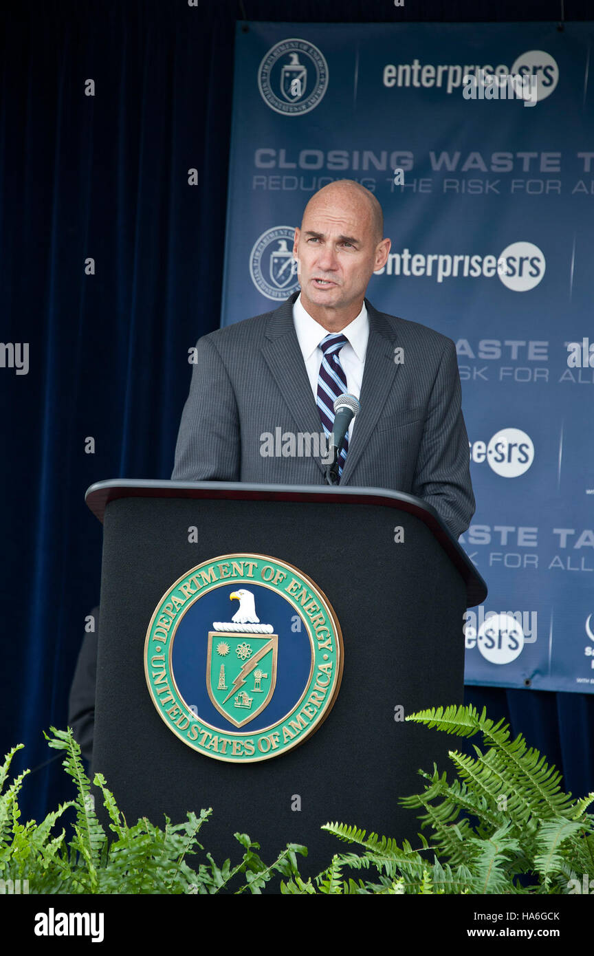 Questa immagine cattura Thomas P. D'Agostino, sottosegretario alla sicurezza nucleare e amministratore della NNSA, in una celebrazione formale che segna il completamento della chiusura dei serbatoi nell'area H, una pietra miliare nella sicurezza nucleare e nella protezione ambientale. Foto Stock