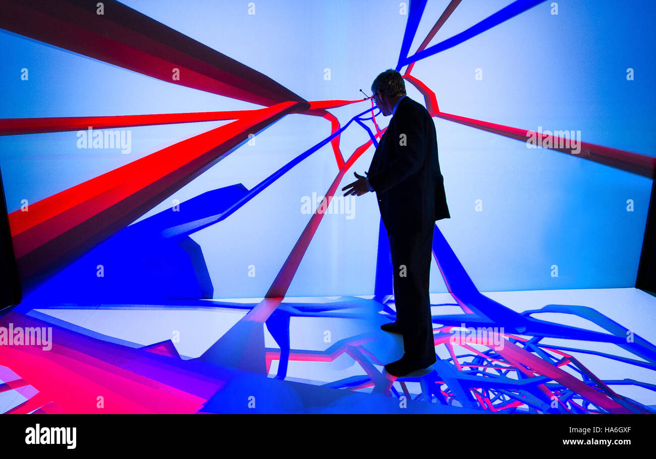 Questa immagine mostra il Segretario ad interim Daniel Poneman e il Vice Segretario Dan Arvizu del Dipartimento dell'energia degli Stati Uniti che interagiscono con i visitatori durante un evento educativo presso un Parco Nazionale. L'evento evidenzia gli sforzi di sensibilizzazione del Dipartimento per informare il pubblico sulle politiche energetiche e sulla sostenibilità. Foto Stock