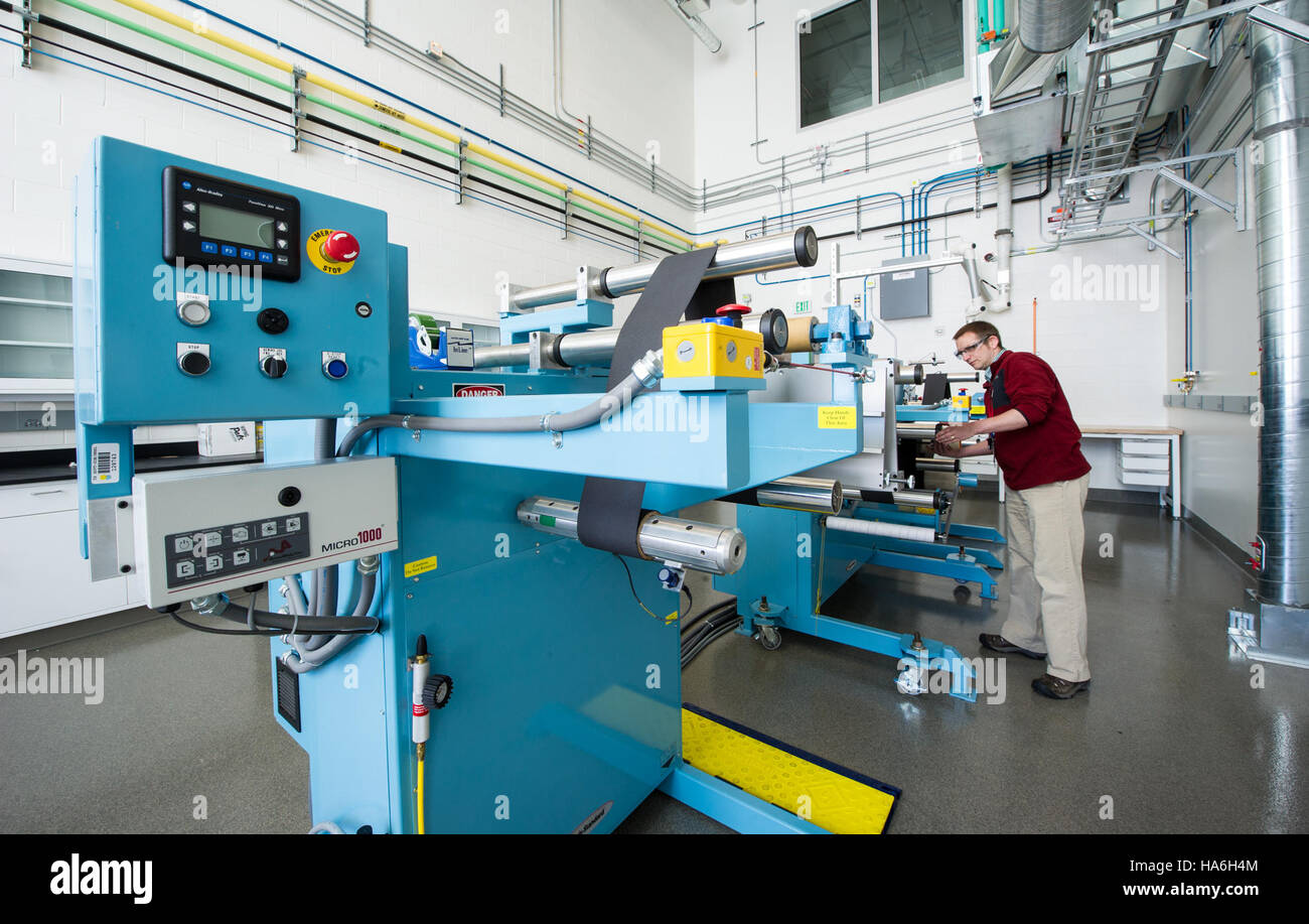 Lo strumento per l’integrazione dei sistemi energetici (ESIF) presso il campus NREL in Colorado si concentra sulla ricerca di sistemi energetici a idrogeno, con l’obiettivo di far progredire le tecnologie dell’energia pulita e le soluzioni energetiche sostenibili. Foto Stock
