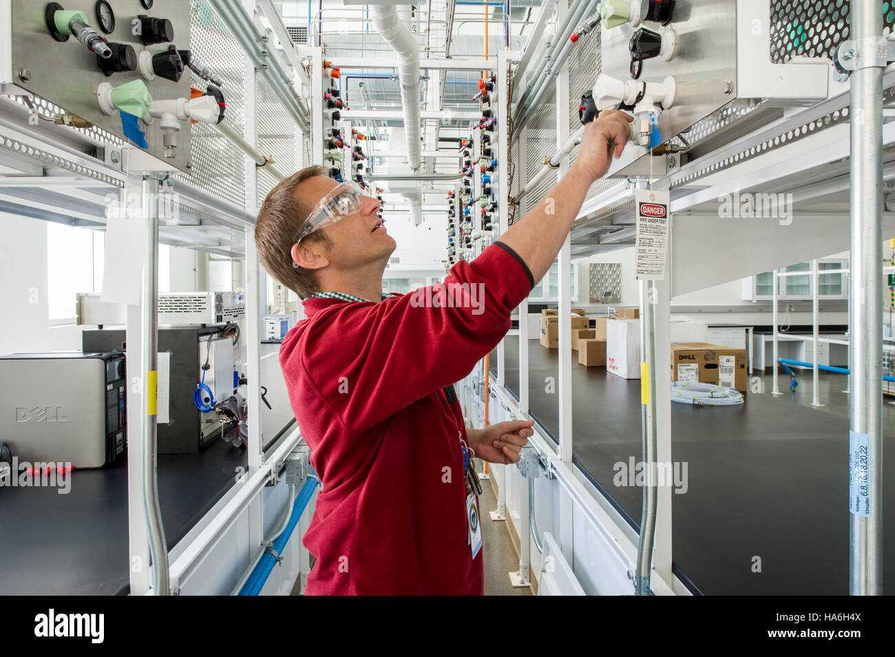 Il Fondo per l’integrazione dei sistemi energetici (ESIF) del laboratorio nazionale per le energie rinnovabili si concentra sullo sviluppo e la sperimentazione di tecnologie energetiche, comprese le celle a combustibile a idrogeno, in un ambiente di ricerca all’avanguardia. Foto Stock