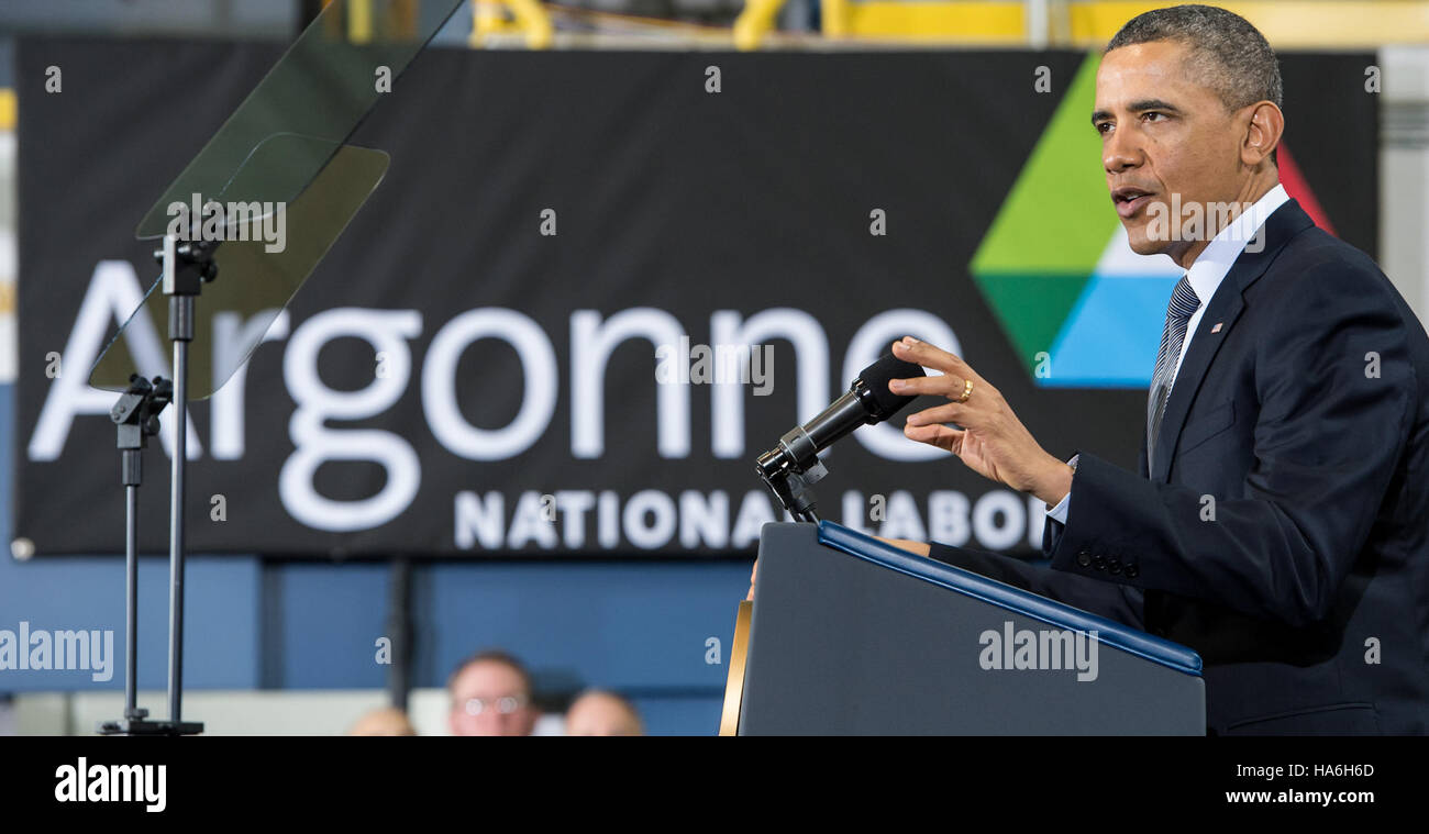Il presidente Obama ha visitato l'Argonne National Laboratory per discutere la ricerca e la politica energetica. Il laboratorio è un sito chiave per la ricerca scientifica, incentrato sull'innovazione energetica, sulle risorse rinnovabili e sul progresso del futuro dell'energia pulita della nazione. La visita ha evidenziato l'intersezione tra scienza, tecnologia e leadership politica nella politica energetica. Foto Stock