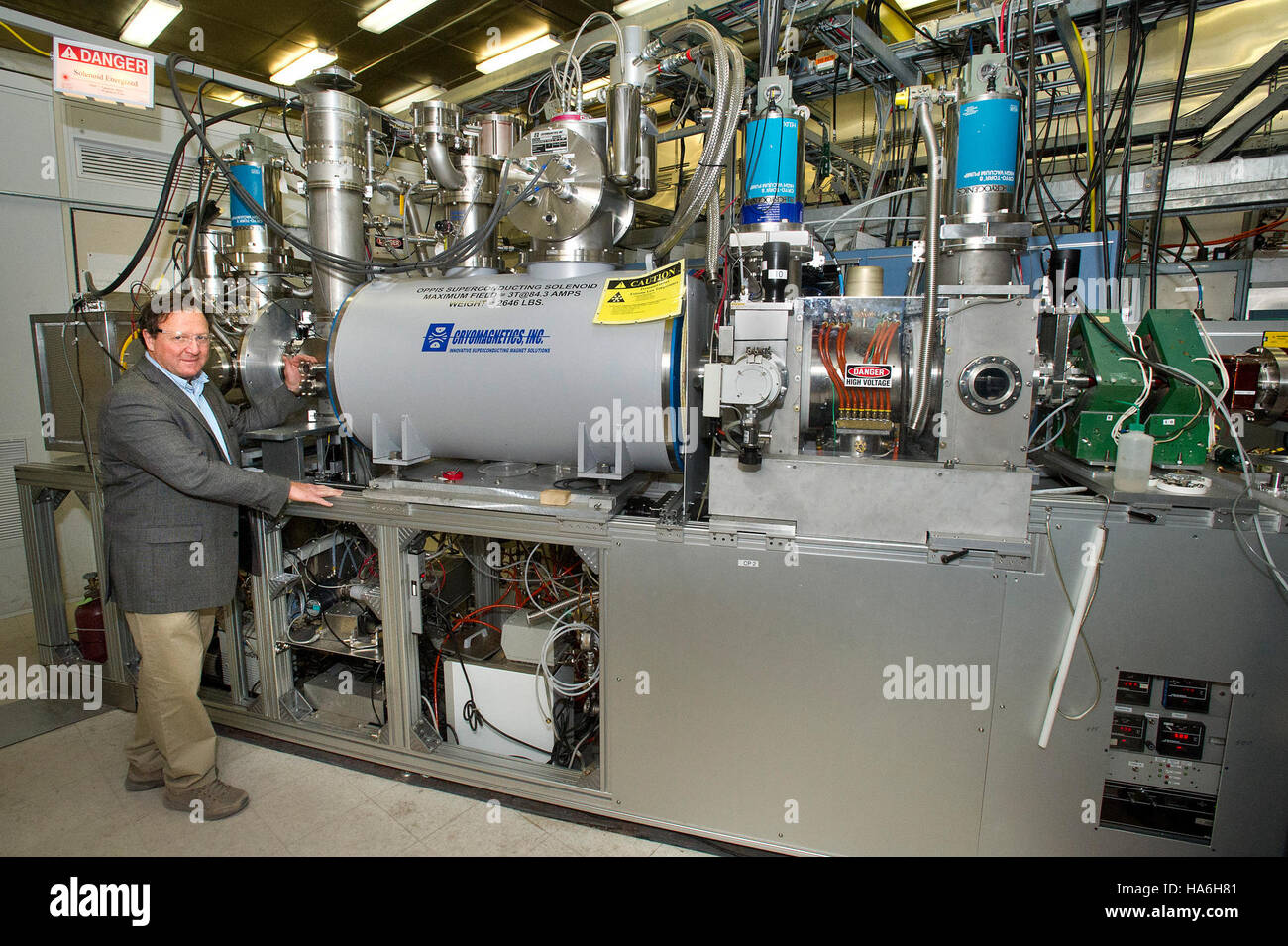Questa immagine illustra la collaborazione in ricerche scientifiche avanzate, con particolare attenzione alle fonti di protoni polarizzati presso il RHIC (Relativistic Heavy Ion Collider). Questa ricerca svolge un ruolo chiave nella comprensione della fisica delle particelle e della meccanica quantistica. Foto Stock