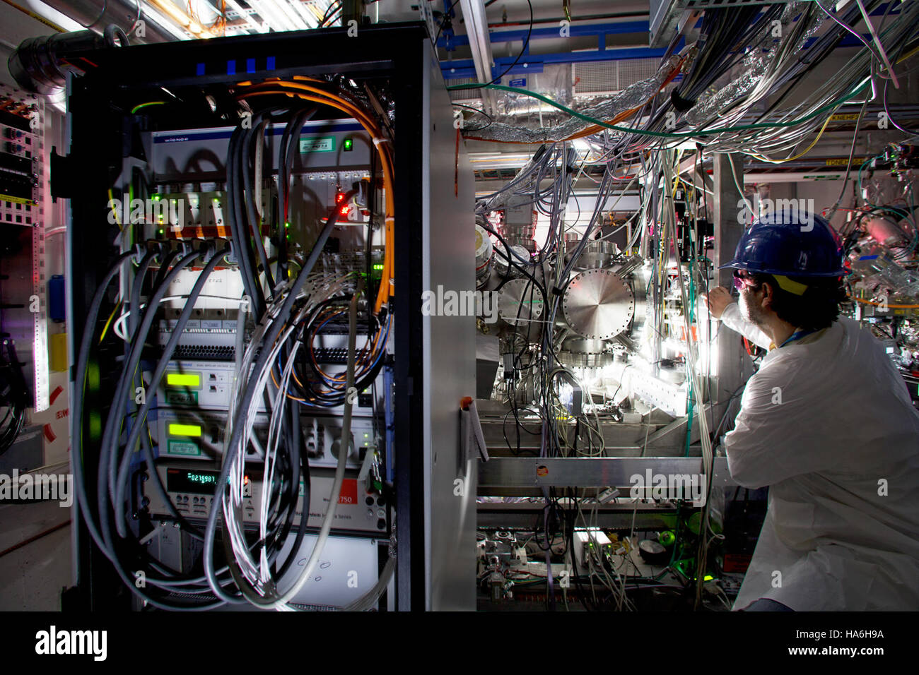 Questa immagine presenta l'esperimento amo presso la struttura LCLS (Linac Coherent Light Source) del Dipartimento dell'energia, incentrata sullo studio della fisica atomica, molecolare e ottica. La ricerca mira ad ampliare la nostra comprensione dei principi scientifici fondamentali nel campo della fisica quantistica. Foto Stock