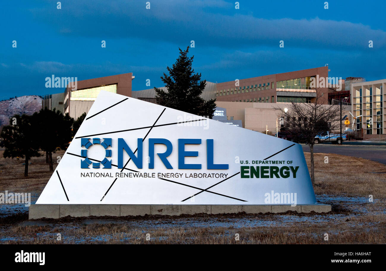 Il campus del National Renewable Energy Laboratory (NREL) a South Table Mountain si concentra sulla ricerca, lo sviluppo e il progresso delle tecnologie verdi nell'efficienza energetica e nelle energie rinnovabili. Foto Stock