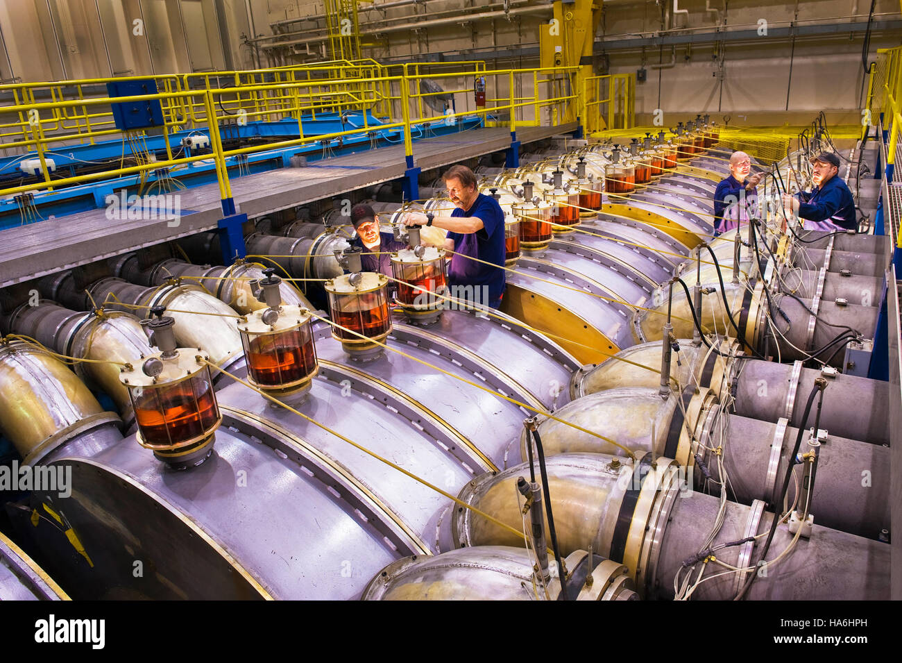 Il Dipartimento dell'energia supervisiona una serie di progetti che integrano la politica energetica, la ricerca scientifica e la conservazione ambientale, concentrandosi sulla riduzione delle impronte di carbonio e sullo sviluppo di tecnologie sostenibili per affrontare le sfide legate al clima. Foto Stock