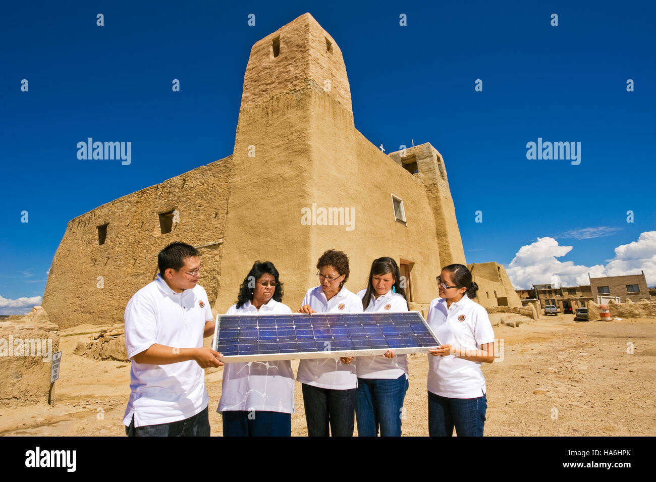 Sandra Begay-Campbell e stagisti del Sandia National Laboratory hanno lavorato a progetti relativi alle energie rinnovabili e alle tecnologie sostenibili. Il loro lavoro si concentra sul progresso delle soluzioni energetiche per le sfide nazionali e ambientali. Foto Stock