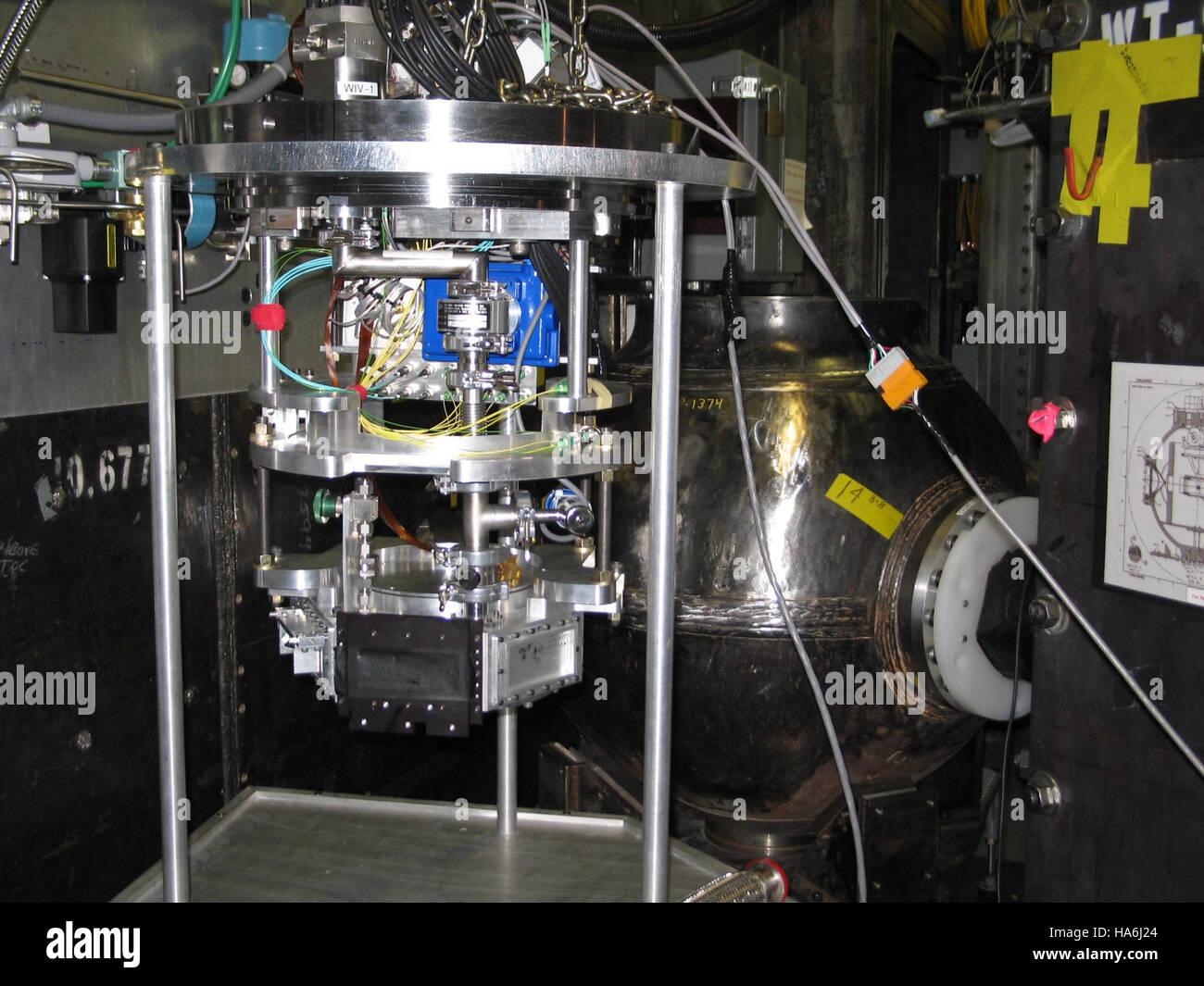 Questa immagine del Dipartimento dell'energia mostra un'interazione chiave tra politica energetica, ricerca scientifica e discussioni politiche. Sottolinea l'intersezione tra le sfide ambientali e gli sforzi di sviluppo e conservazione dell'energia negli Stati Uniti. Foto Stock