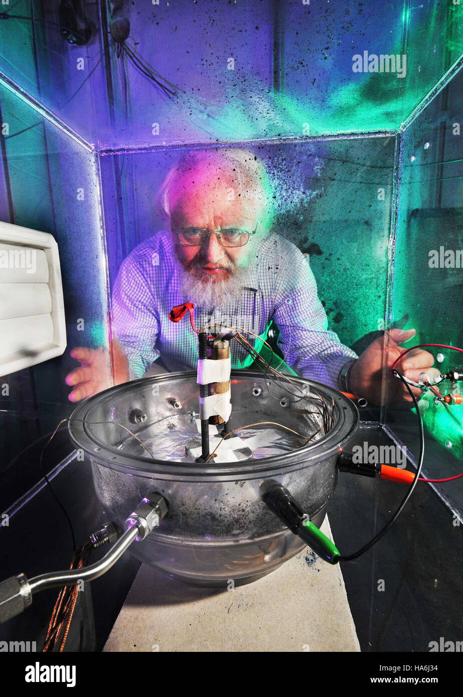 Una sessione del Dipartimento dell'energia ha esaminato l'intersezione tra natura, scienza e politica, concentrandosi su politiche che modellano lo sviluppo energetico, la scienza ambientale e l'azione per il clima. Le discussioni hanno sottolineato il ruolo della scienza nel guidare le decisioni politiche per soluzioni energetiche sostenibili. Foto Stock