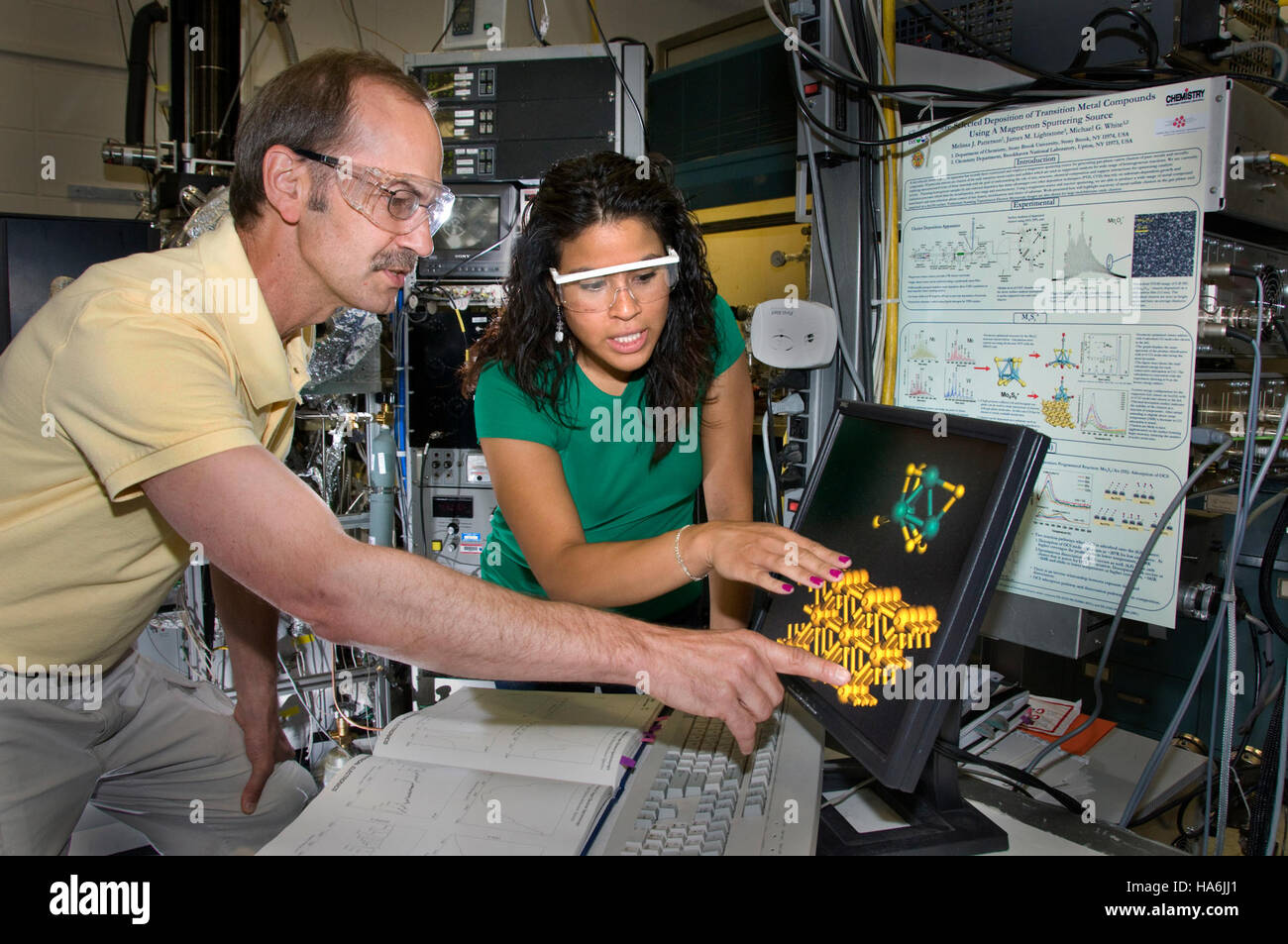 La ricerca del Dipartimento dell'energia sulle molecole non a grappolo esplora nuove tecniche per comprendere sistemi chimici complessi. Questa ricerca fornisce informazioni sul comportamento molecolare, contribuendo allo sviluppo di tecnologie energetiche più efficienti. Foto Stock