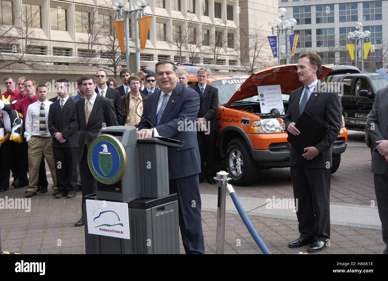 L'immagine illustra il legame tra scienza, natura e politica, mostrando il ruolo del Dipartimento dell'energia nella promozione di soluzioni energetiche sostenibili e politiche che contribuiscono alla conservazione ambientale e alla mitigazione dei cambiamenti climatici. Foto Stock