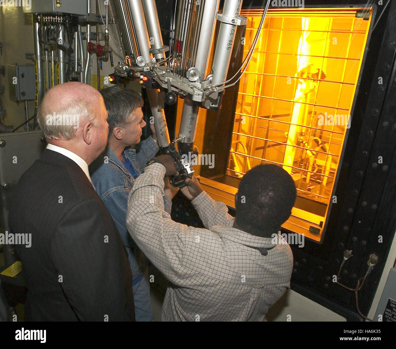 Gli sforzi del Dipartimento dell’energia si concentrano sul miglioramento delle politiche ambientali e sul sostegno allo sviluppo di sistemi energetici sostenibili per far fronte alla crescente domanda di energia pulita e mitigare i cambiamenti climatici. Foto Stock