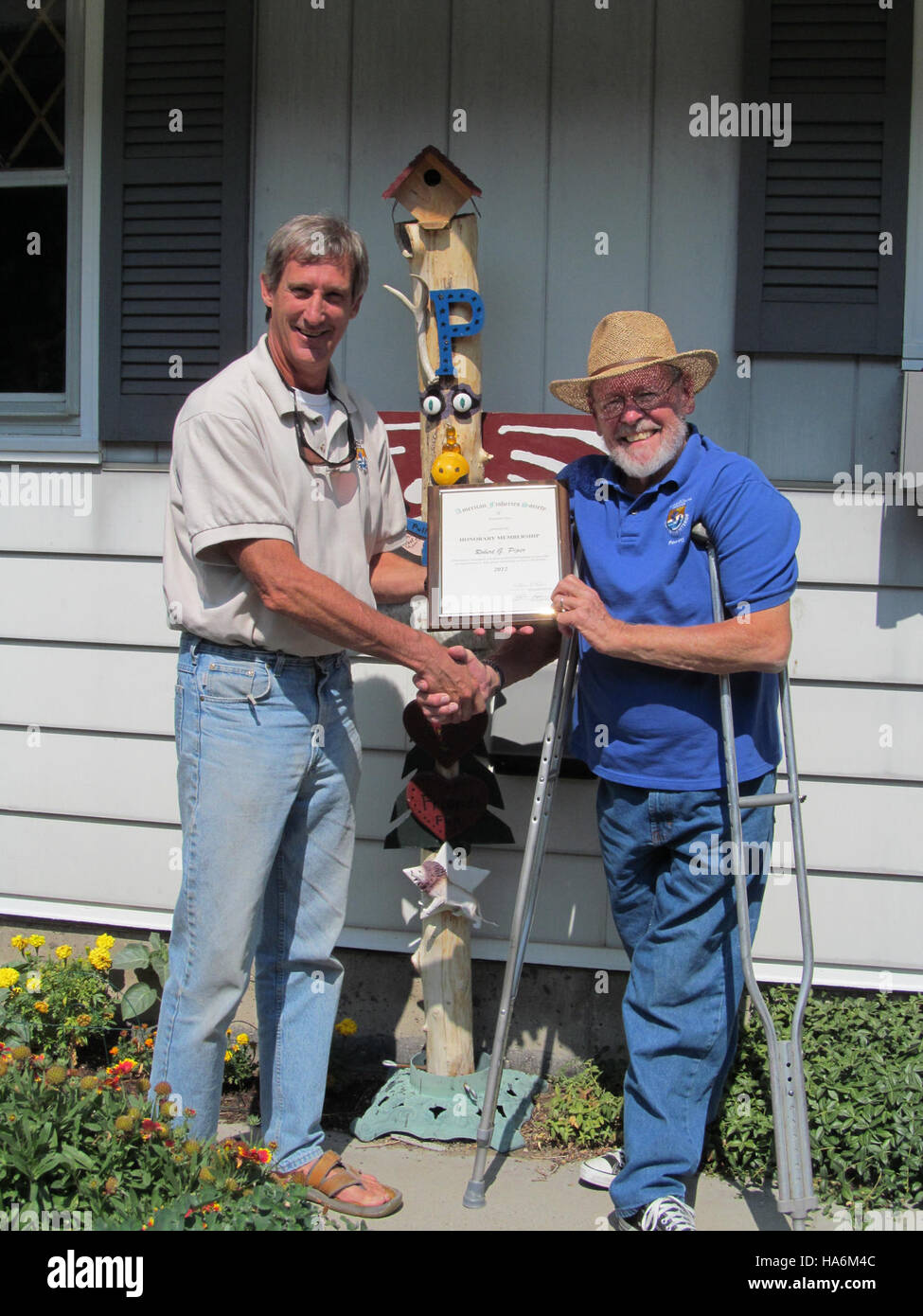 Bob Piper riceve l'adesione onoraria dall'American Fisheries Society (AFS), riconoscendo il suo contributo alla pesca e alla conservazione acquatica. Foto Stock