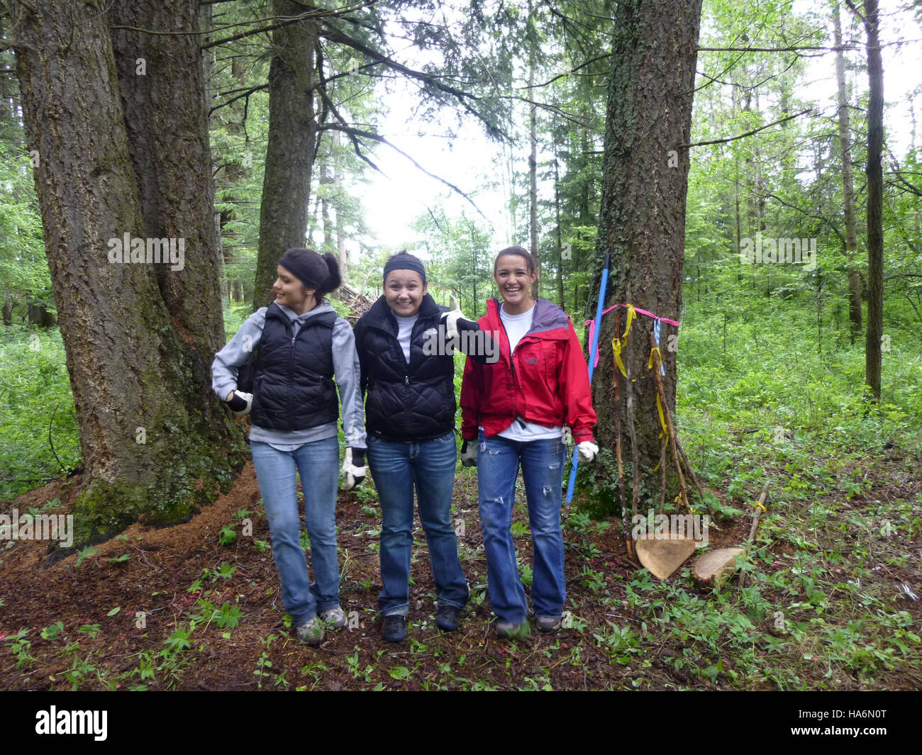 Una foto sincera che cattura un momento di cameratismo e duro lavoro tra i colleghi in un progetto di gestione della pesca. L'immagine evidenzia l'equilibrio tra sforzo e piacere nel lavoro di conservazione. Foto Stock