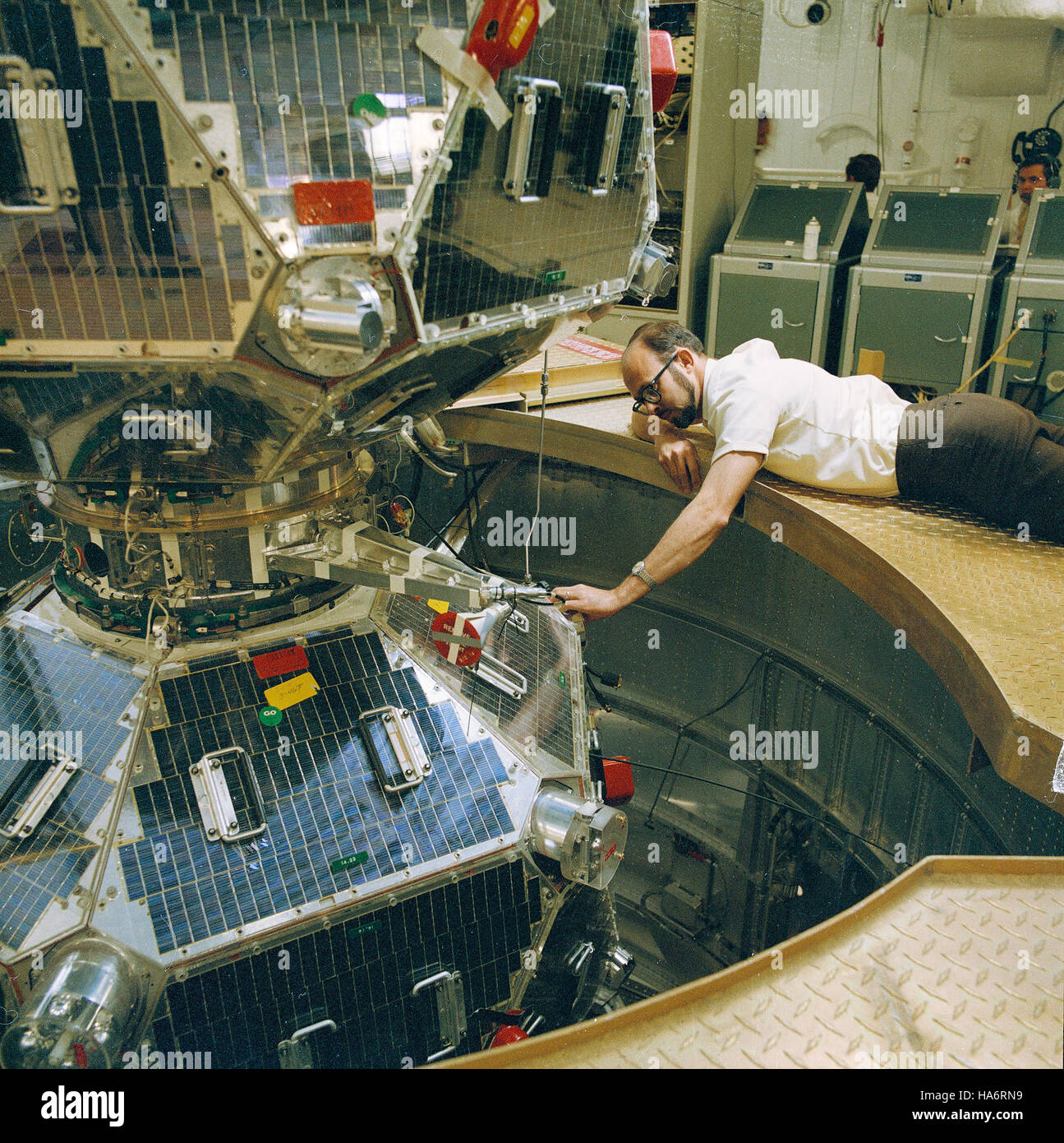 Il satellite Vela, parte del programma dell'aeronautica militare statunitense, è stato progettato per rilevare esplosioni nucleari. La missione del satellite comprendeva il monitoraggio di test nucleari non autorizzati e la fornitura di dati sull'attività nucleare. Questo particolare satellite faceva parte del più ampio sistema Vela che ha svolto un ruolo chiave nel monitoraggio nucleare internazionale durante la guerra fredda. Foto Stock