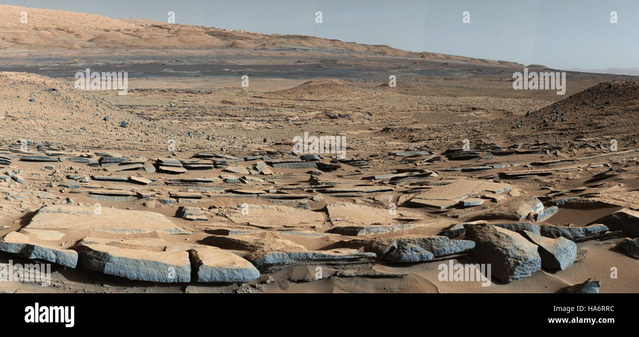 Il Rover Curiosity della NASA ha confermato l'esistenza di un grande e antico lago su Marte, fornendo prove cruciali dell'attività acquatica passata sul pianeta Rosso. Questa scoperta migliora la comprensione del potenziale di Marte per sostenere la vita nel suo lontano passato. Foto Stock