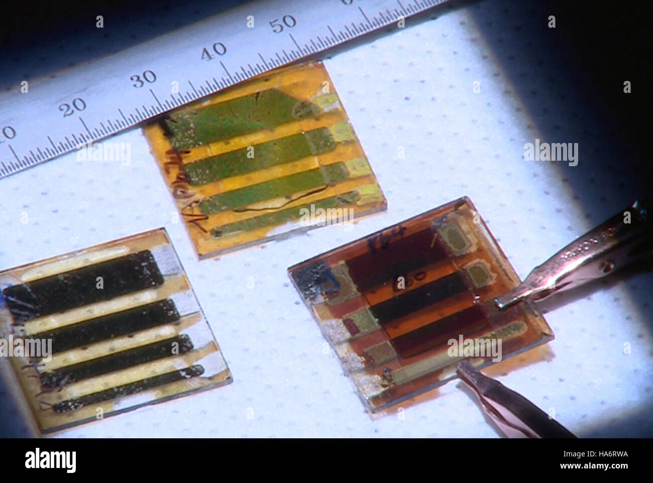 La ricerca sulle perovskiti al Los Alamos National Laboratory si concentra sul potenziale dei materiali per migliorare le tecnologie dell'energia solare. I Perovskiti sono noti per la loro efficienza nella conversione della luce solare in energia elettrica e sono considerati una svolta nell'energia rinnovabile. Foto Stock