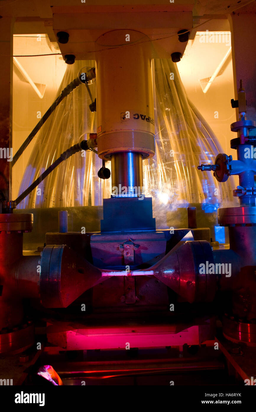 Questa immagine illustra il design e la funzione di un elettromagnete a rotazione singola, utilizzato per creare forti campi magnetici. Sviluppato presso il Los Alamos National Laboratory, dimostra un importante progresso scientifico nell'elettromagnetismo e nella scienza dei materiali. Foto Stock