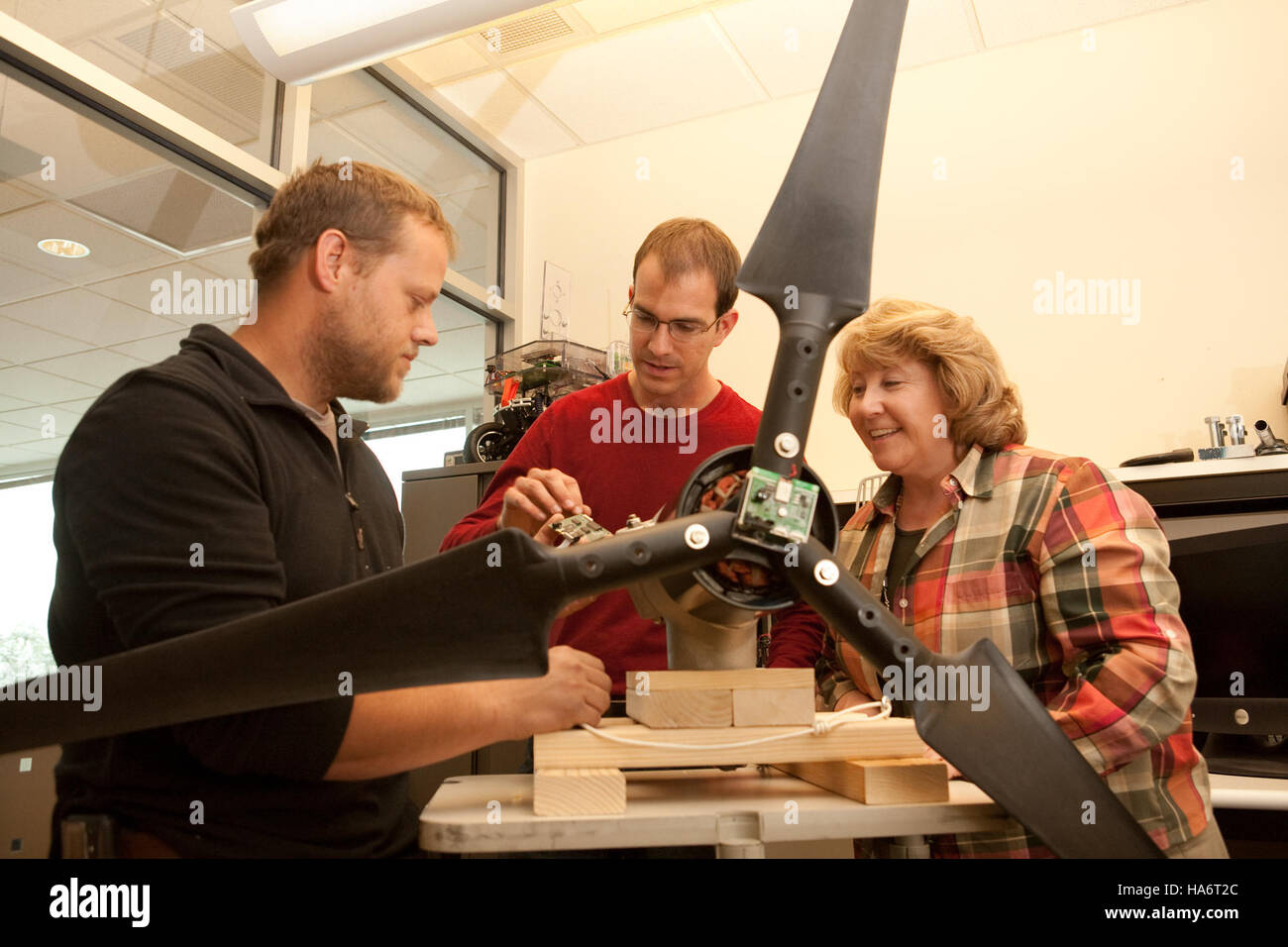 Questa fotografia mostra i sistemi di rilevamento wireless avanzati progettati per il monitoraggio delle pale delle turbine eoliche presso il Los Alamos National Laboratory. Queste tecnologie mirano a migliorare l'efficienza e la sicurezza delle infrastrutture per le energie rinnovabili. Foto Stock