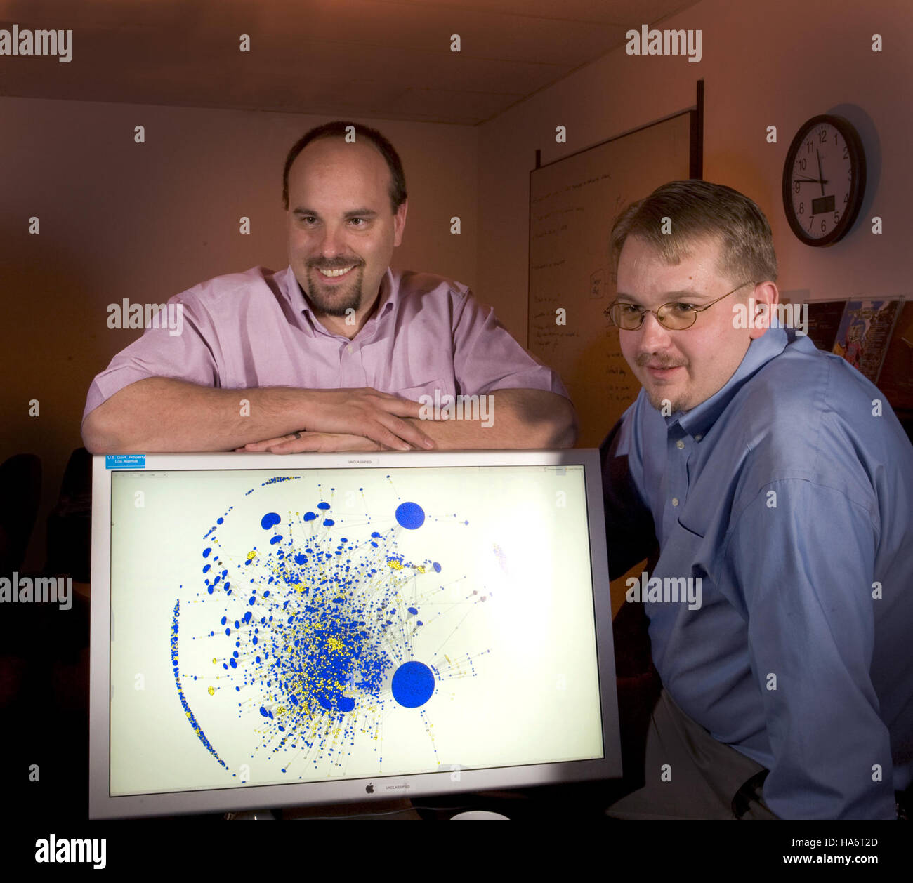 Alex Kent e Michael Fisk aiutano a difendere i sistemi informatici del Los Alamos National Laboratory, garantendo l'integrità e la sicurezza delle infrastrutture critiche. Il loro lavoro contribuisce a salvaguardare dati sensibili della ricerca scientifica. Foto Stock